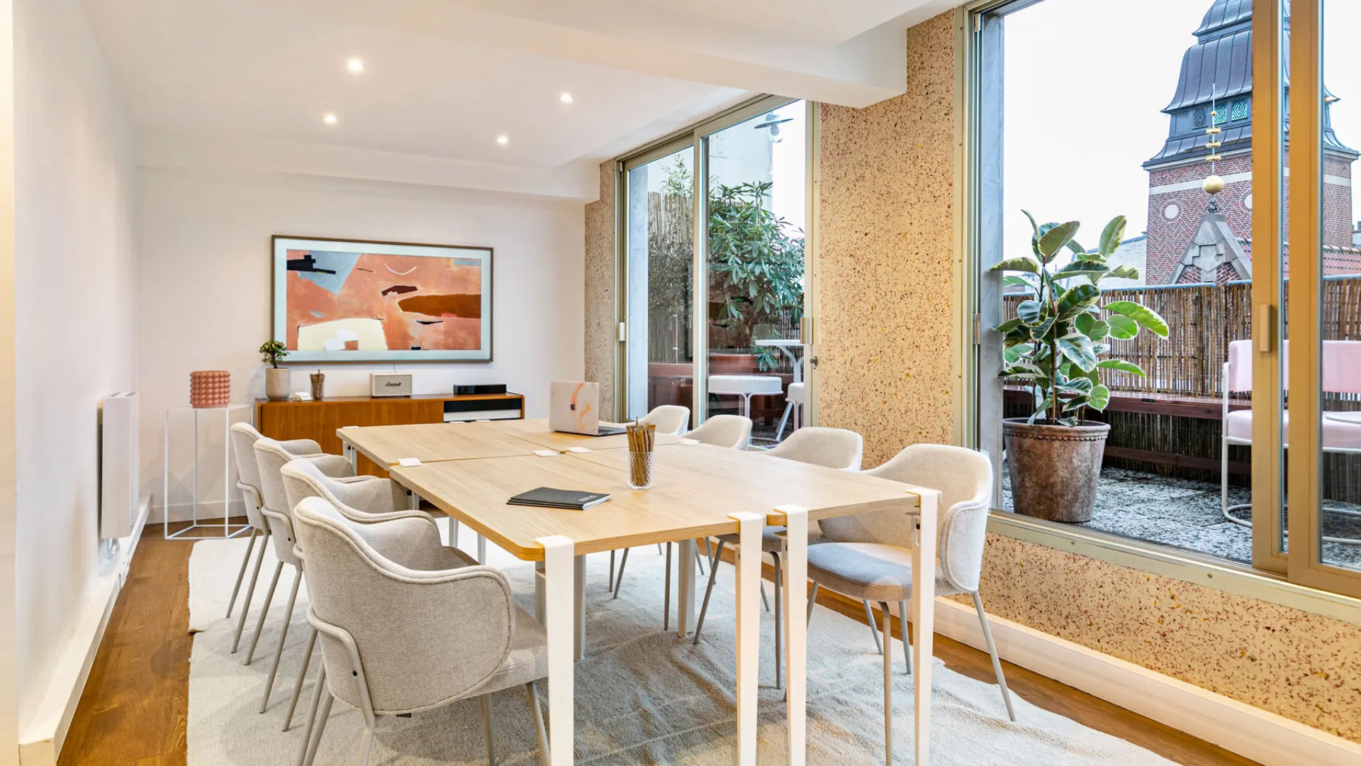 Salle de réunion pour 8 personnes chez Keeze La Loggia, idéale pour un séminaire ou une réunion d’équipe à Paris 9e.