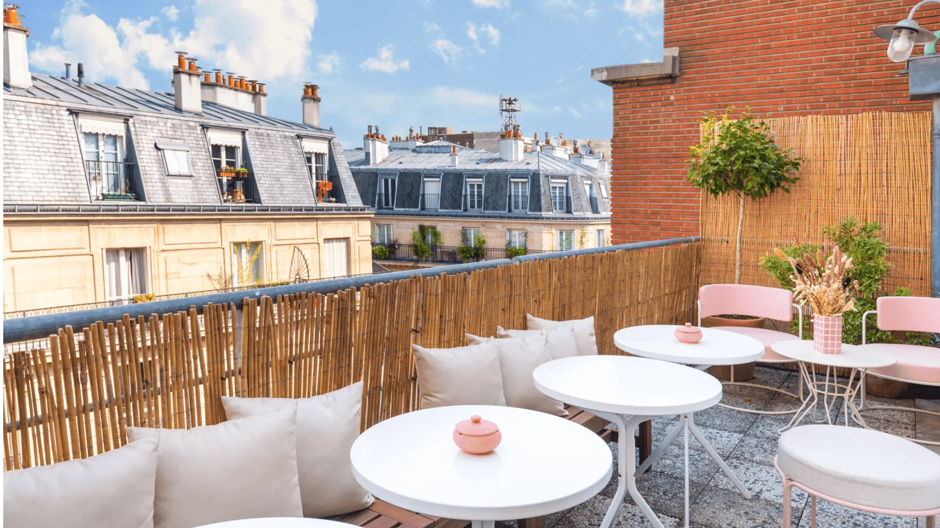 Rooftop avec canapé et chaises chez Keeze La Loggia, parfait pour un cocktail ou une soirée d’entreprise à Paris 9e.