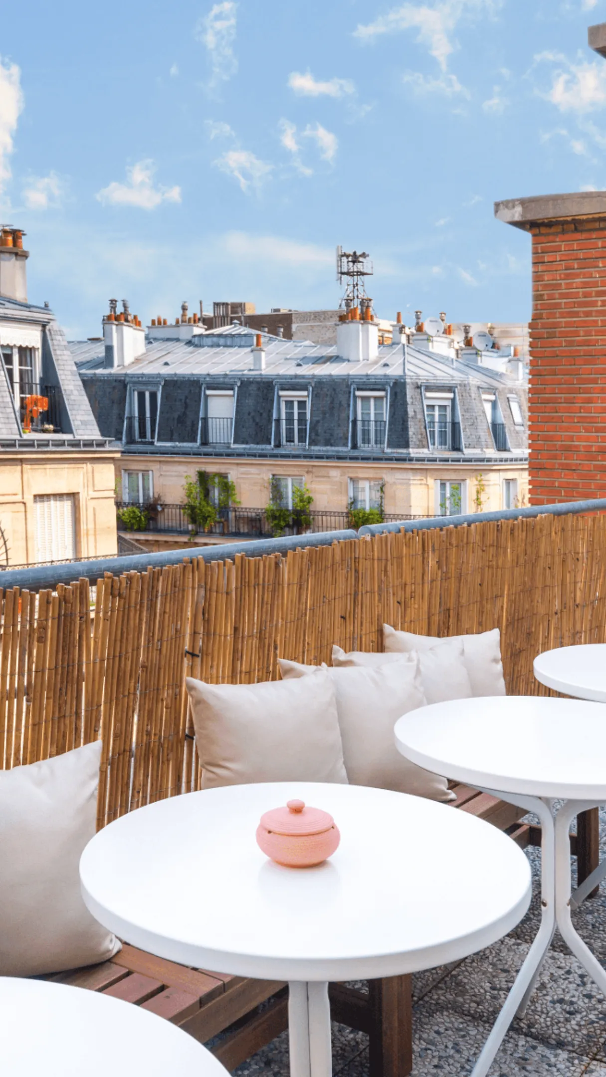 Rooftop avec canapé et chaises chez Keeze La Loggia, parfait pour un cocktail ou une soirée d’entreprise à Paris 9e.
