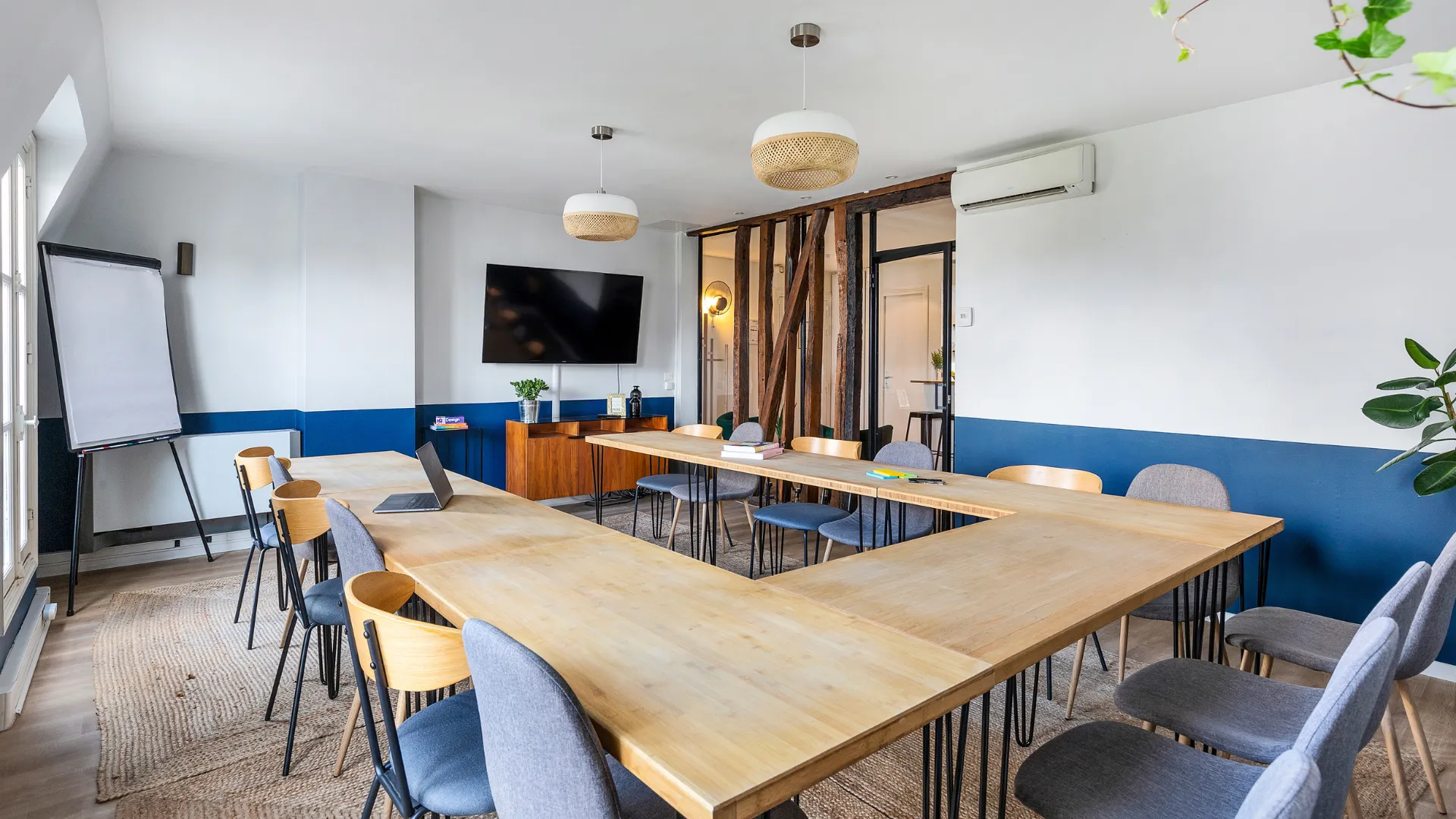 Tables en U chez Keeze Saint-Lazare, idéales pour une salle de conférence ou une formation à Paris 8e.