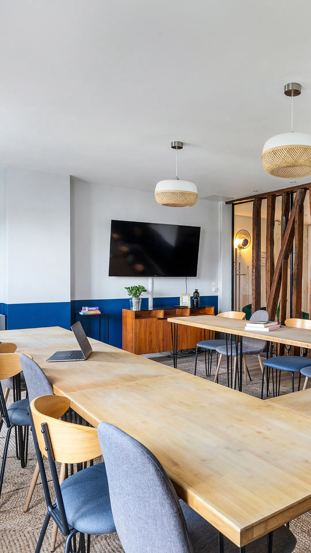 Tables en U chez Keeze Saint-Lazare, idéales pour une salle de conférence ou une formation à Paris 8e.