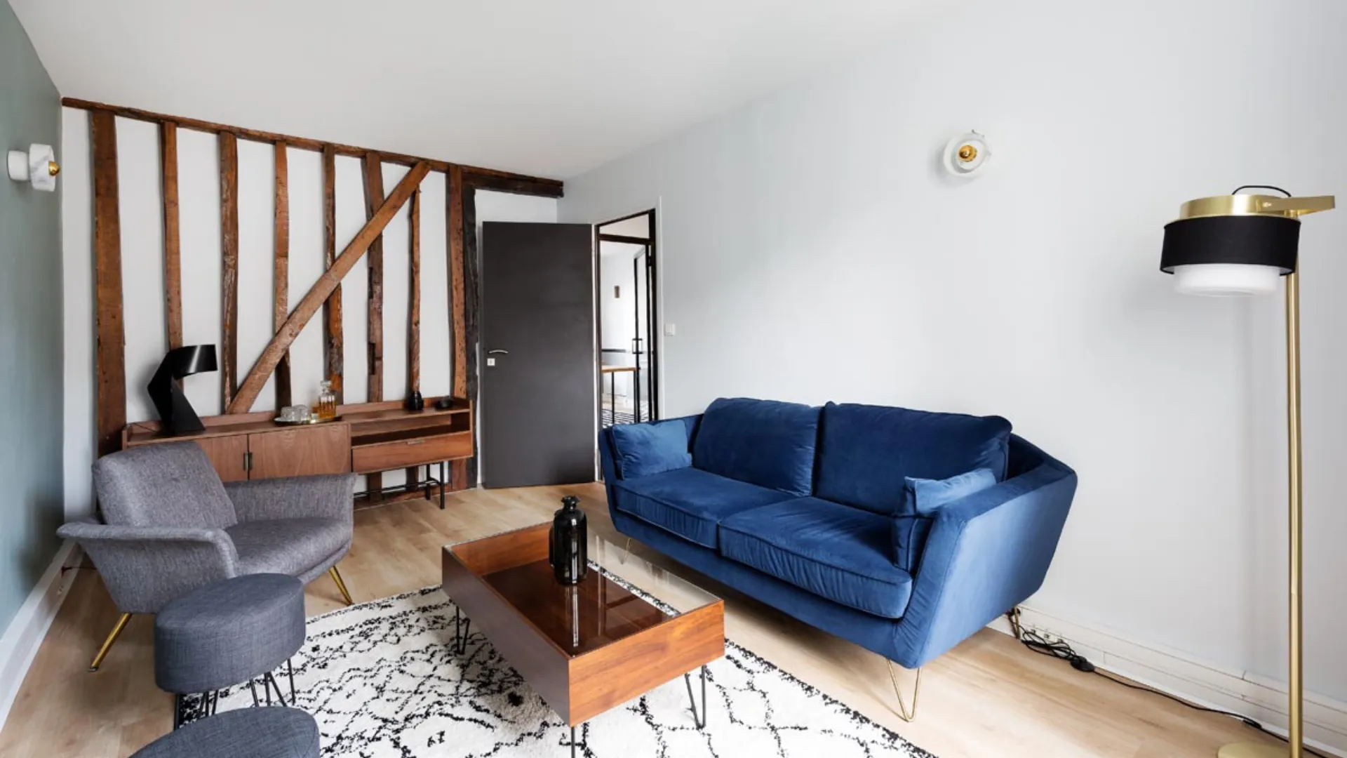 Salon confortable chez Keeze Saint-Lazare, parfait pour un afterwork ou une réunion informelle à Paris 8e.