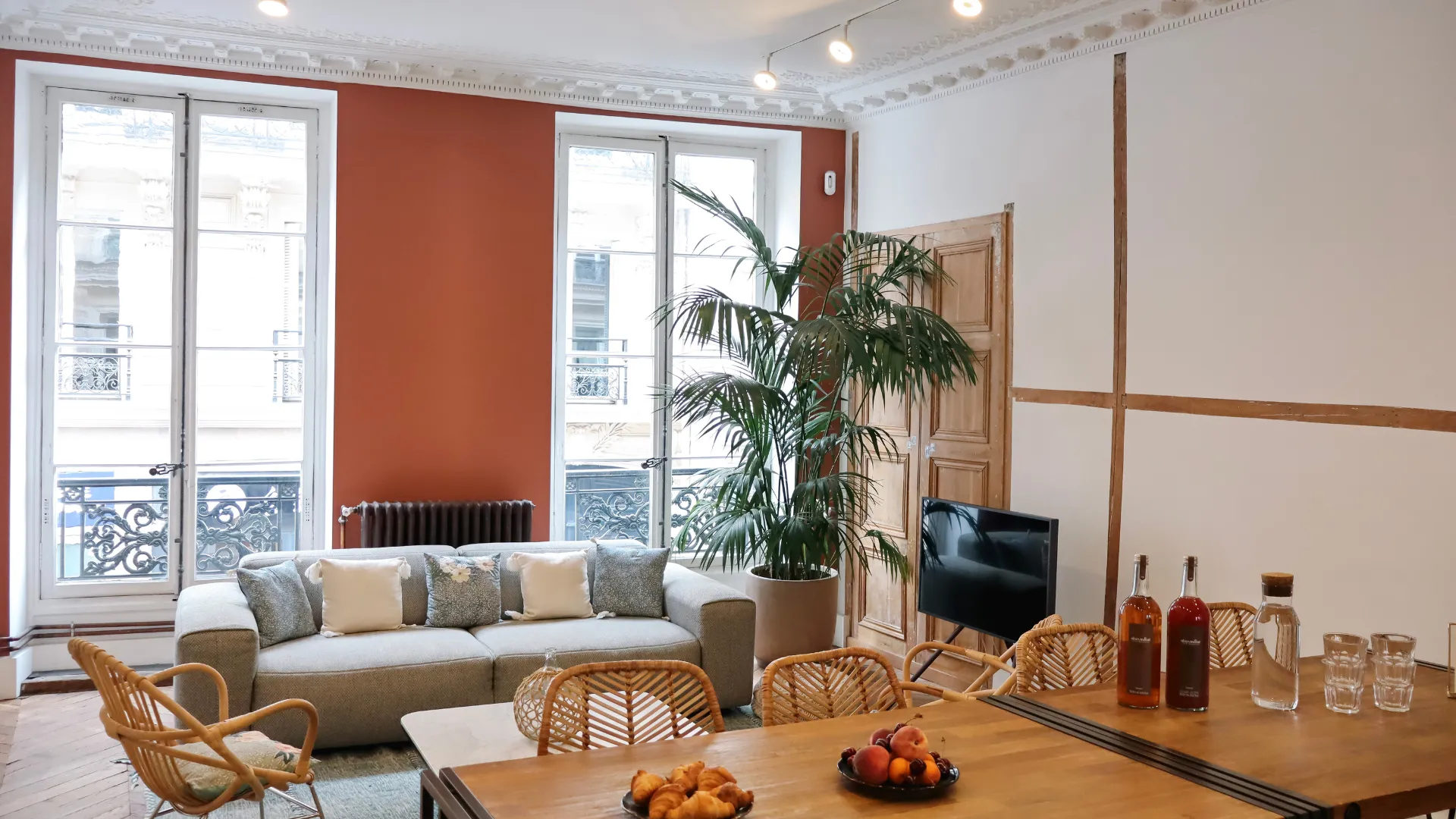 Coin restauration avec canapés et tables chez Keeze Lafayette, parfait pour un afterwork ou un cocktail à Paris 9e.