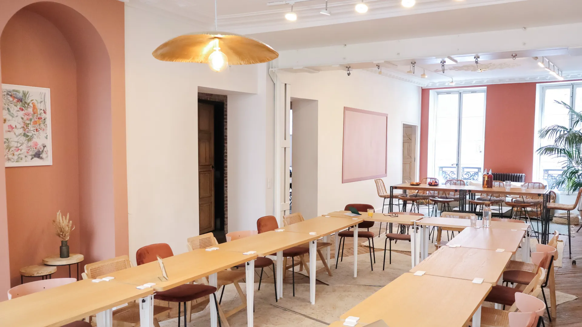 Tables en U chez Keeze Lafayette, idéales pour une salle de réunion ou une formation à Paris 9e.