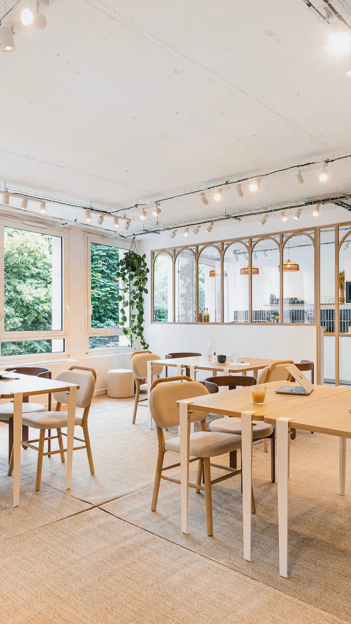 Tables de 4 chez Keeze L’Appartement, idéales pour un espace de coworking ou une salle de réunion à Paris 2e.