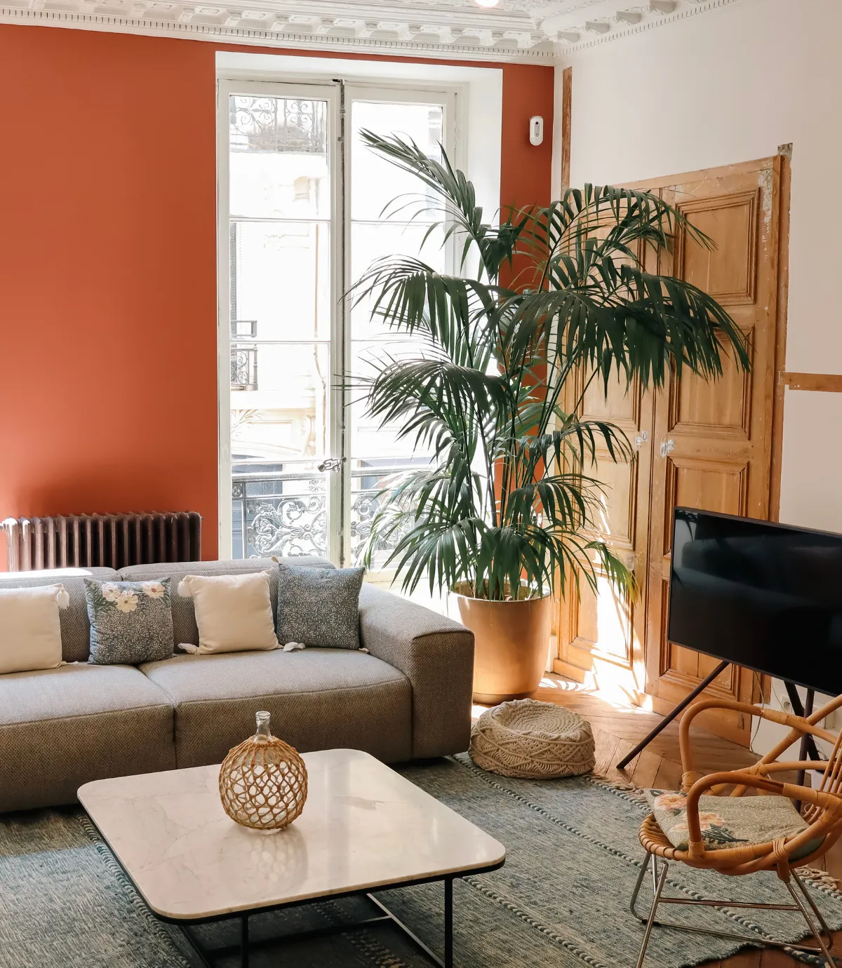 Espace canapé avec télé chez Keeze Opéra Lafayette, parfait pour une réunion informelle ou un workshop à Paris 9e.