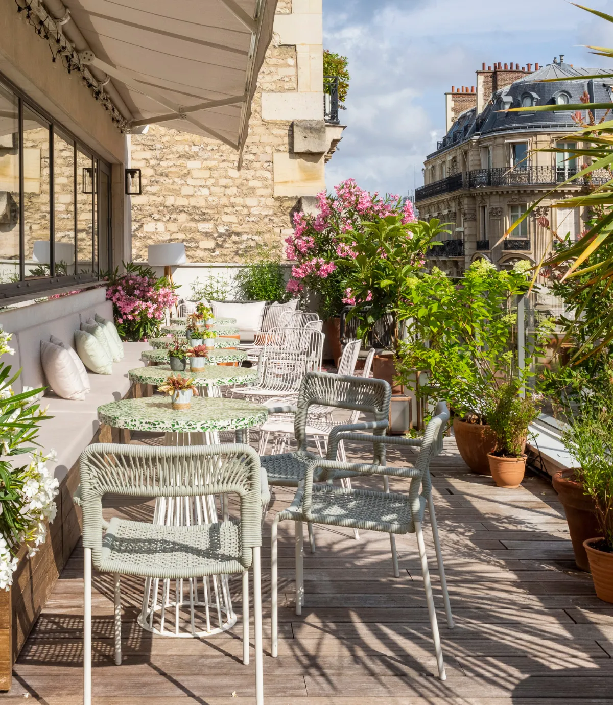 Rooftop avec canapés et chaises chez Keeze Iéna, idéal pour un cocktail ou une soirée d’entreprise à Paris 16e.