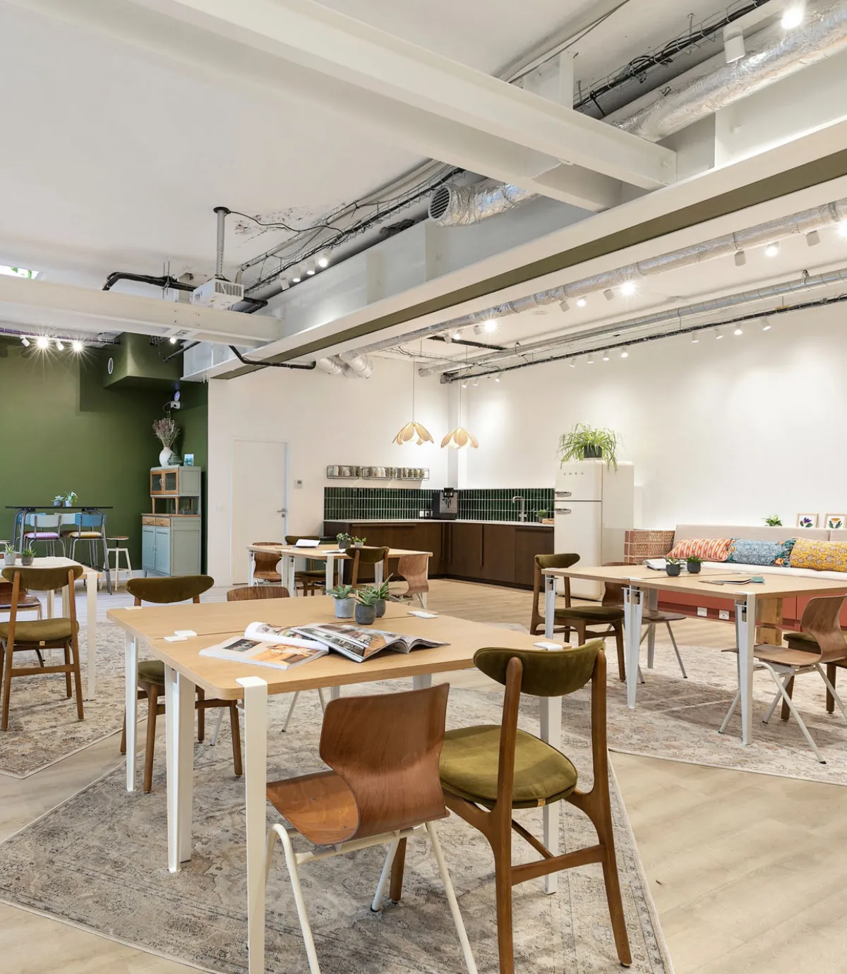 Openspace avec tables et point restauration chez Keeze Le Pavillon, parfait pour un séminaire ou une conférence à Paris 8e.