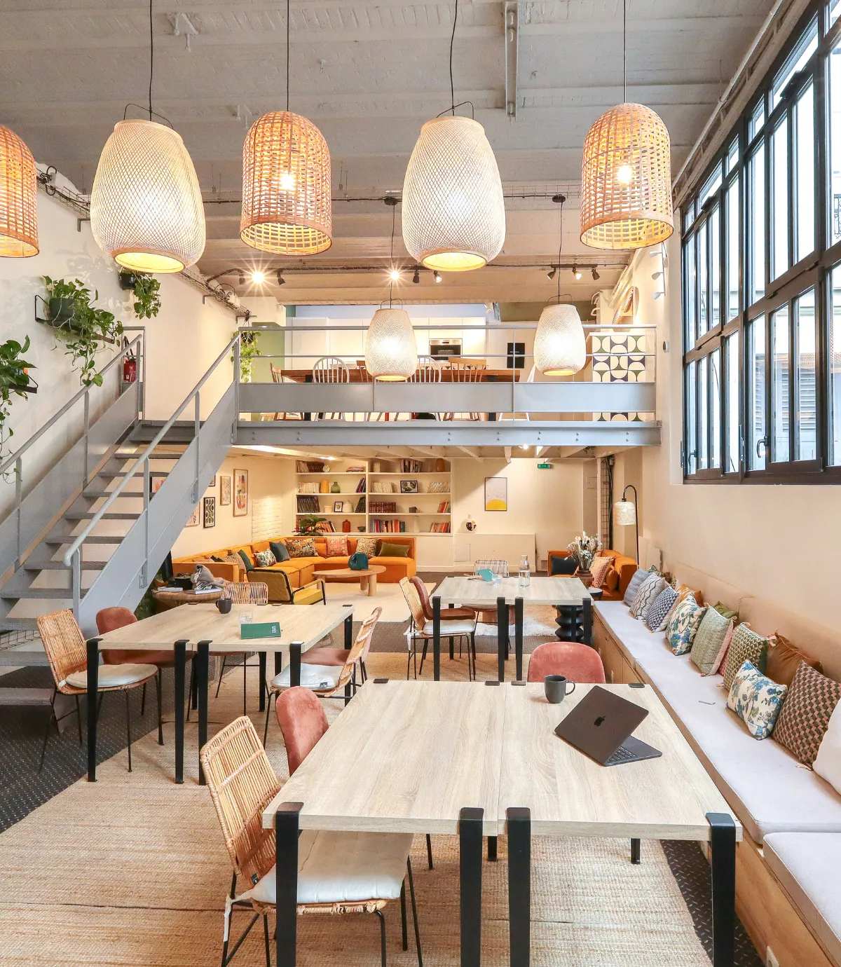 Grand espace avec tables, canapé et mezzanine chez Keeze Trocadéro, parfait pour un séminaire ou une journée d’étude à Paris 16e.