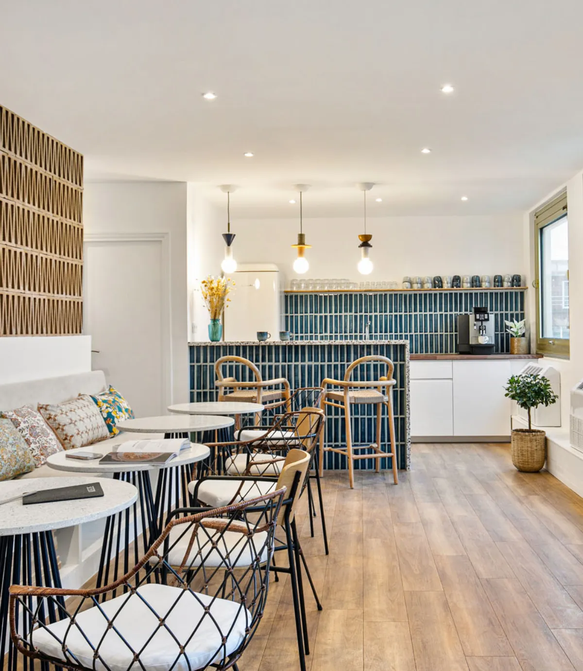 Chaises, tables et bar chez Keeze L’Étage Courcelles, idéals pour un cocktail ou une réunion d’entreprise à Paris 17e.
