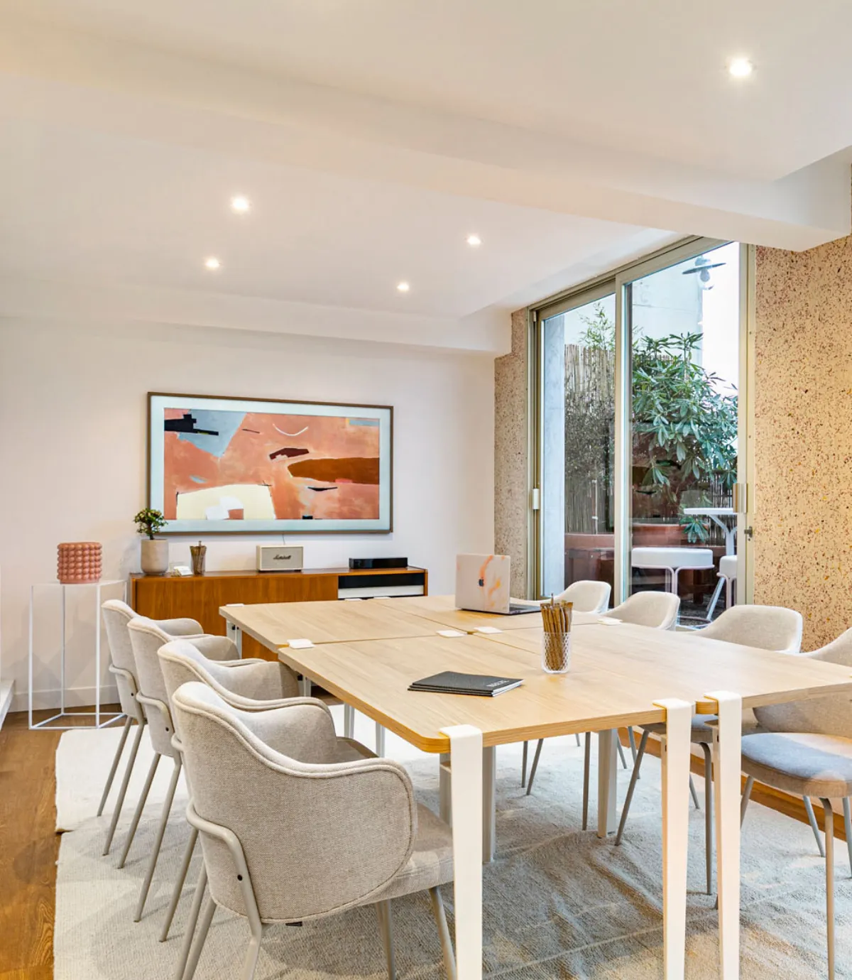 Salle privée avec tables et chaises chez Keeze La Loggia Courcelles, idéale pour une réunion d’équipe ou une salle de formation à Paris 17e.