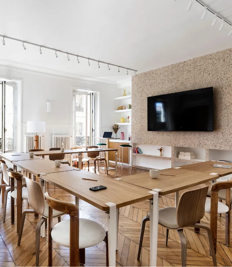 Salle de réunion privatisée avec espace de pause design chez Keeze Le Salon, idéale pour séminaires et conférences à Paris 9e.