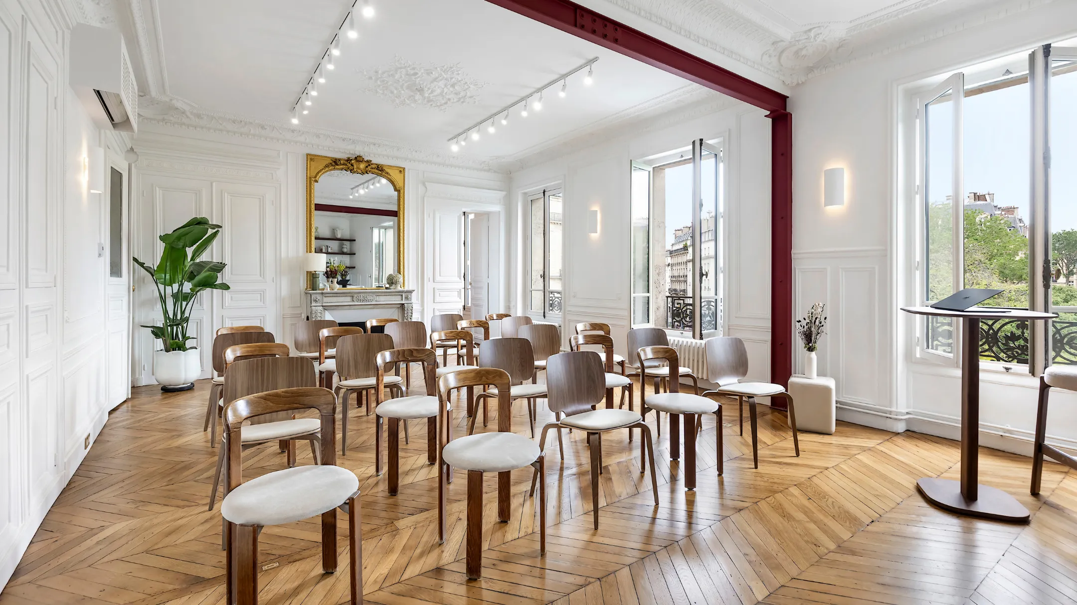 Salle de réunion privatisée et lumineuse chez Keeze Trinité, avec vue sur l’Église de la Sainte-Trinité, idéale pour séminaires et conférences à Paris 9e.