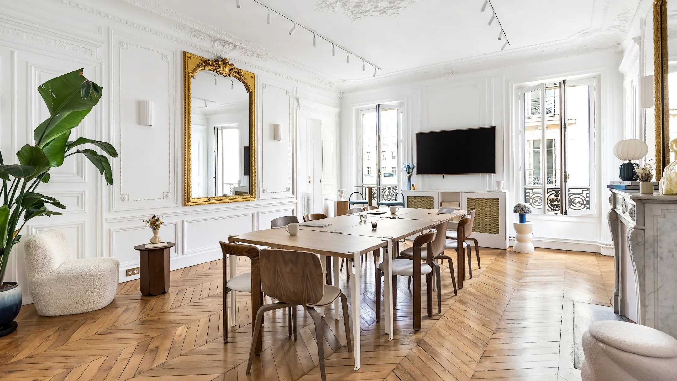 Salle de réunion privatisée avec rotonde lumineuse chez Keeze La Rotonde, idéale pour workshops et comités de direction à Paris 9e.