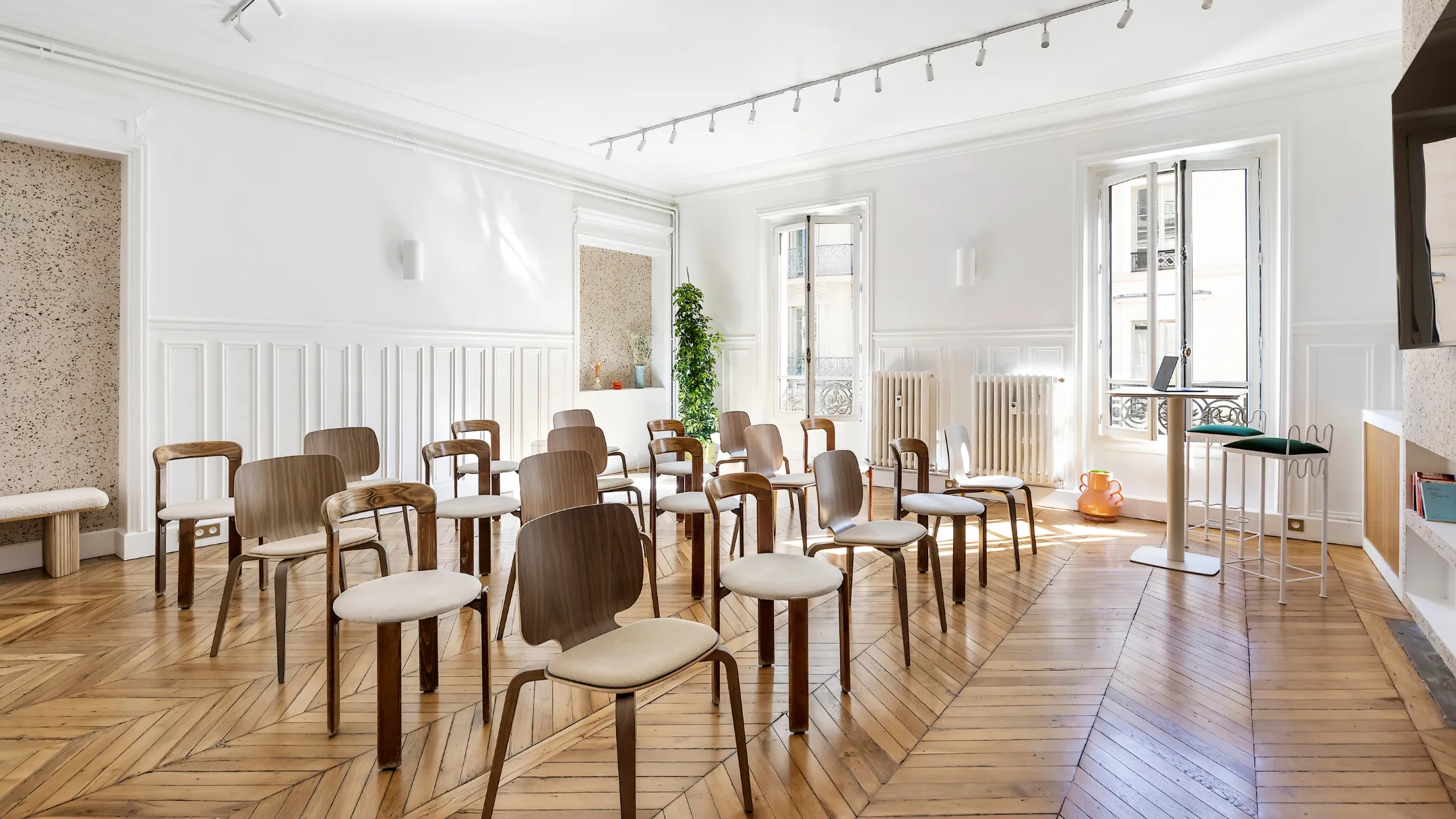 Salle de réunion privatisée avec espace de pause design chez Keeze Le Salon, idéale pour séminaires et conférences à Paris 9e.