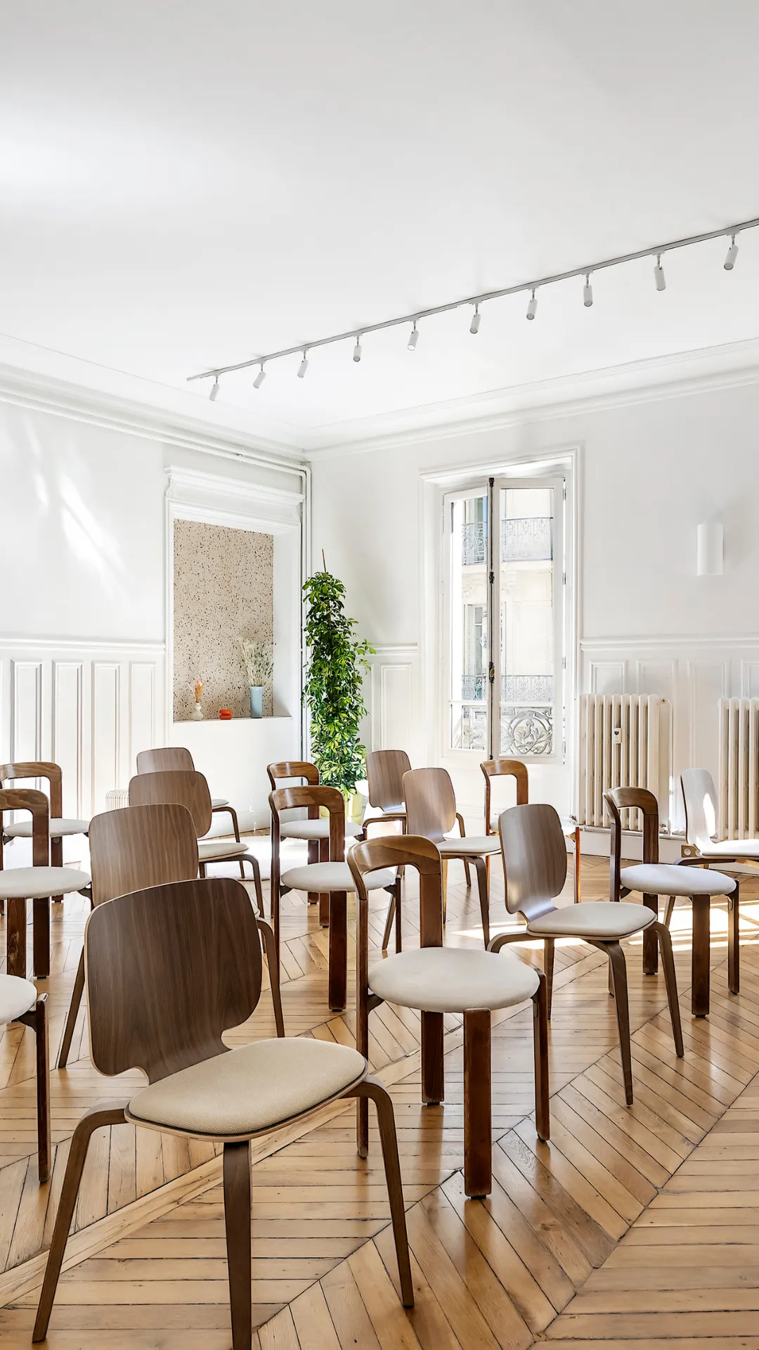 Salle de réunion privatisée avec espace de pause design chez Keeze Le Salon, idéale pour séminaires et conférences à Paris 9e.