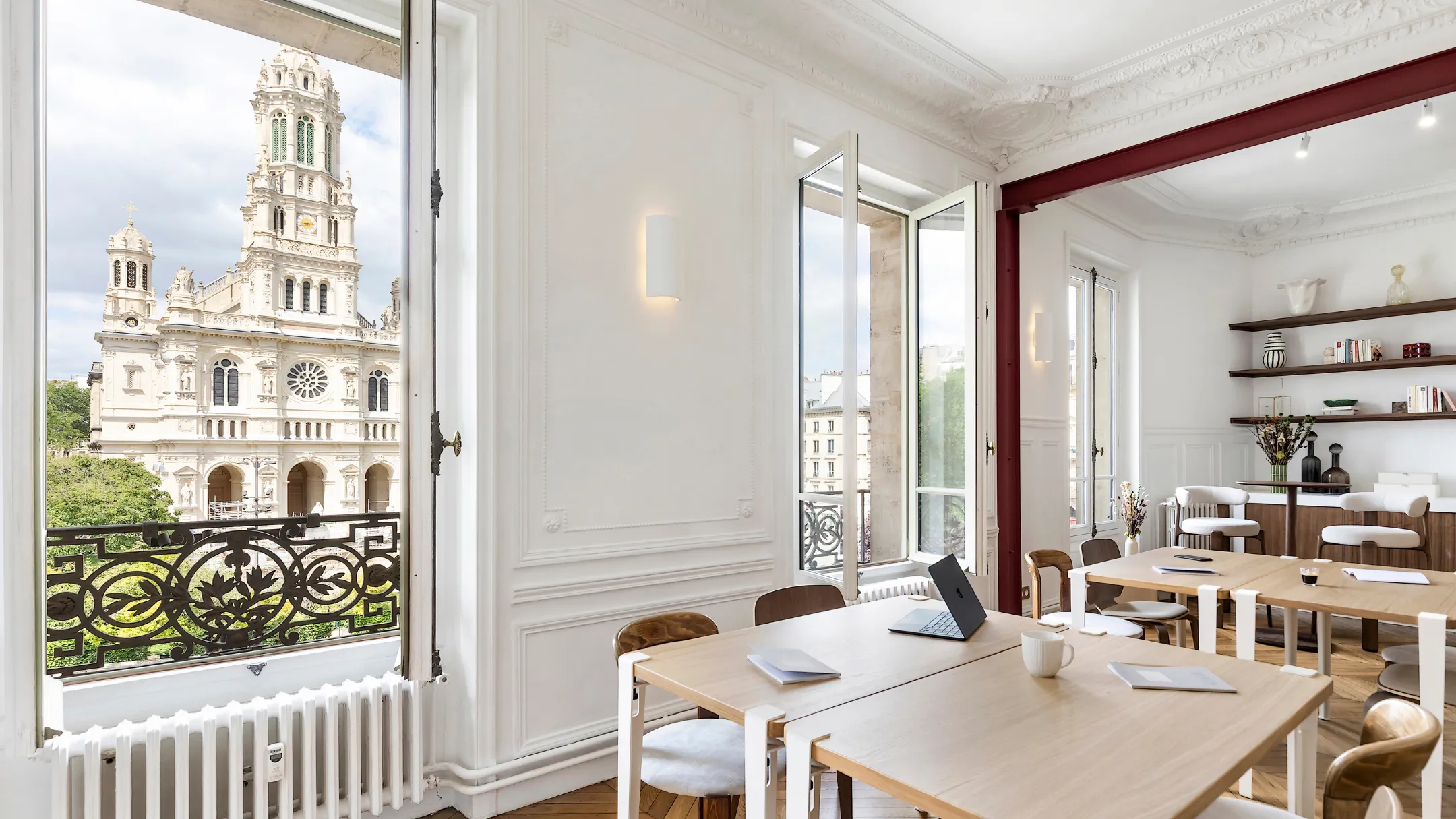 Espaces de réunion lumineux avec vue sur la Sainte-Trinité chez Keeze Saint-Lazare, idéals pour séminaires et événements professionnels à Paris 9e.