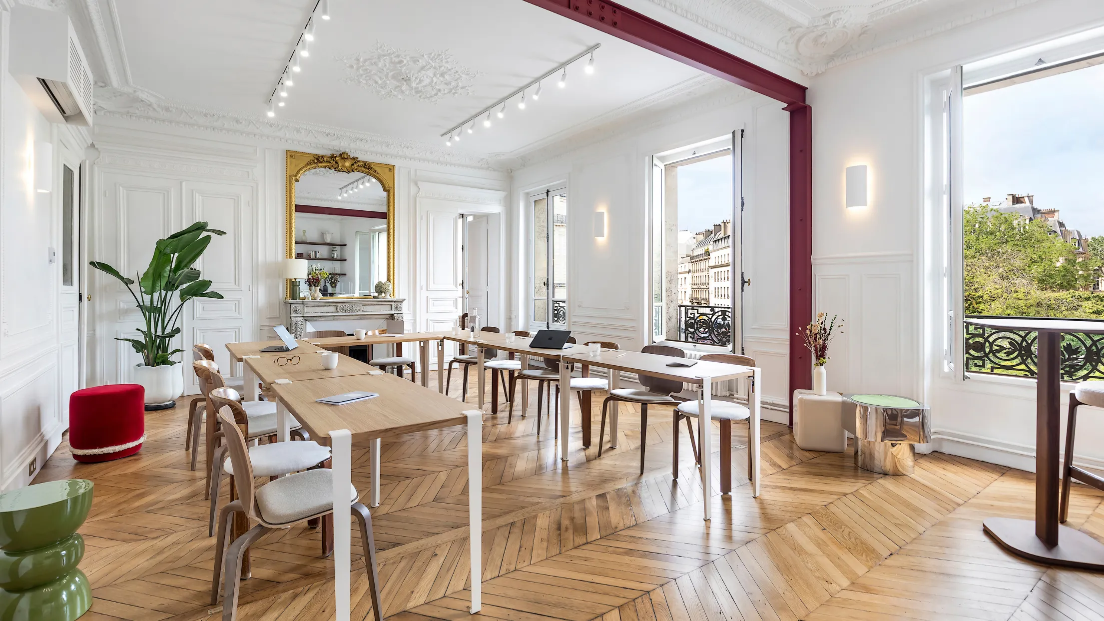 Salle de réunion privatisée et lumineuse chez Keeze Trinité, avec vue sur l’Église de la Sainte-Trinité, idéale pour séminaires et conférences à Paris 9e.