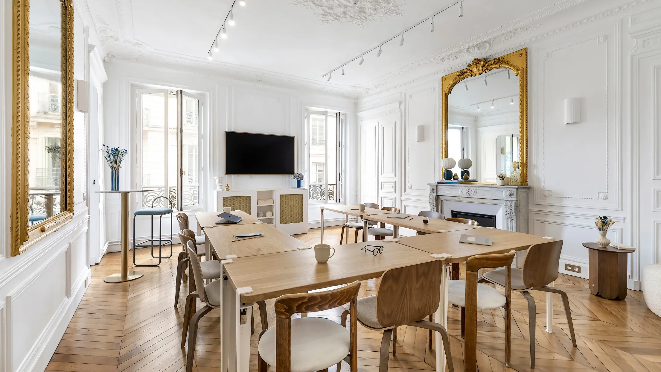 Salle de réunion privatisée avec rotonde lumineuse chez Keeze La Rotonde, idéale pour workshops et comités de direction à Paris 9e.