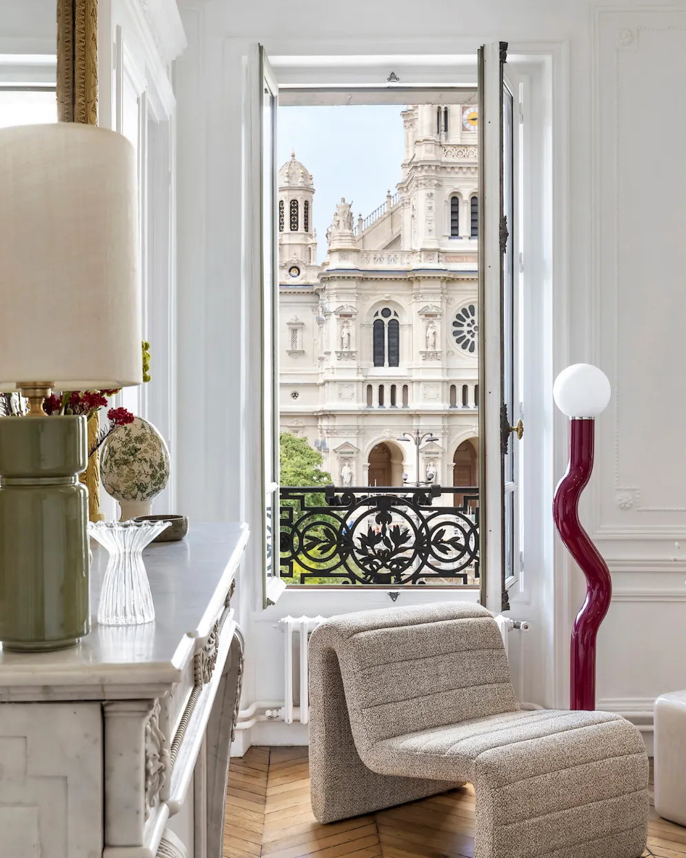 Salle de réunion privatisée et lumineuse chez Keeze Trinité, avec vue sur l’Église de la Sainte-Trinité, idéale pour séminaires et conférences à Paris 9e.