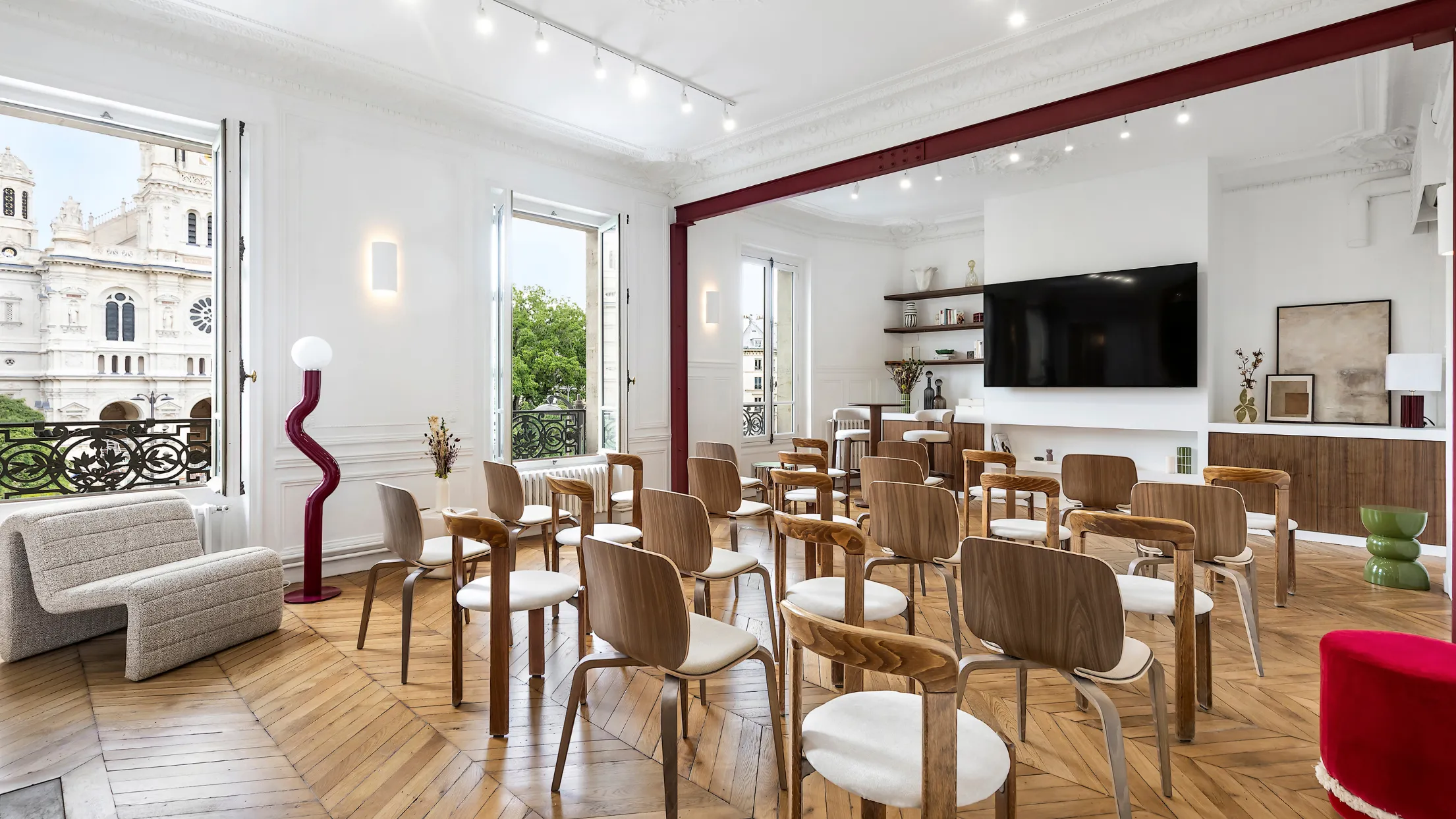 Salle de réunion privatisée et lumineuse chez Keeze Trinité, avec vue sur l’Église de la Sainte-Trinité, idéale pour séminaires et conférences à Paris 9e.