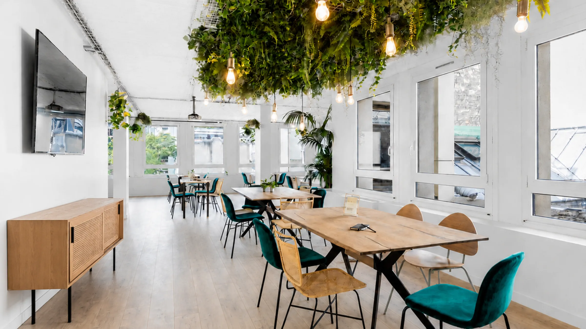 Openspace décoré de fausse verdure chez Keeze La Galerie, parfait pour une salle de réunion ou un espace de coworking à Paris.