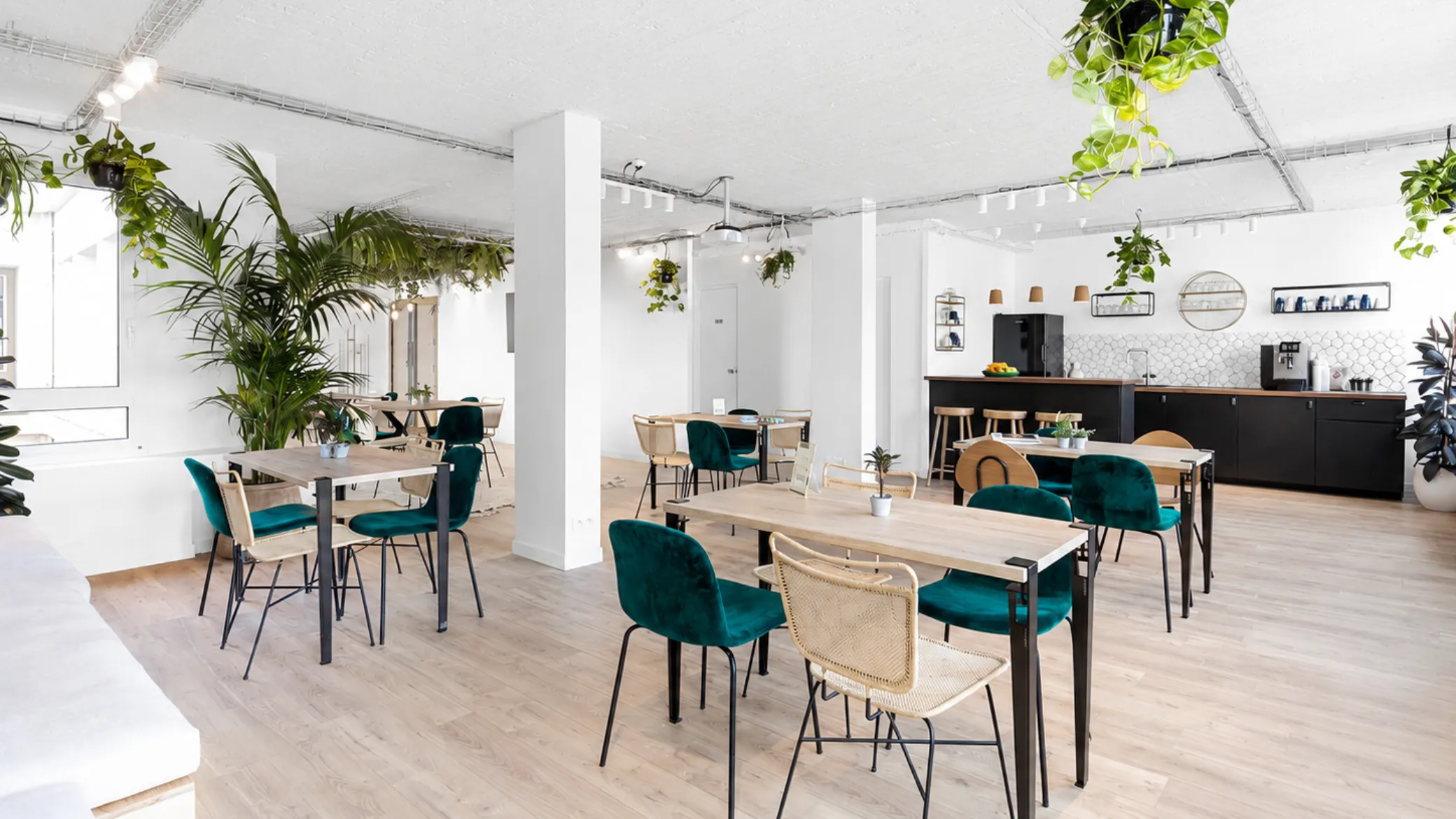 Espace de réunion en configuration cabaret dans La Galerie chez Keeze à Paris, parfait pour des ateliers interactifs ou des sessions de brainstorming.