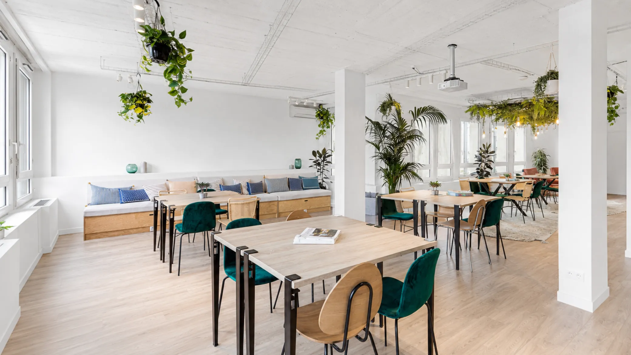 Salle cabaret dans La Galerie chez Keeze à Paris, idéale pour une présentation informelle suivie d’un moment d’échange convivial.