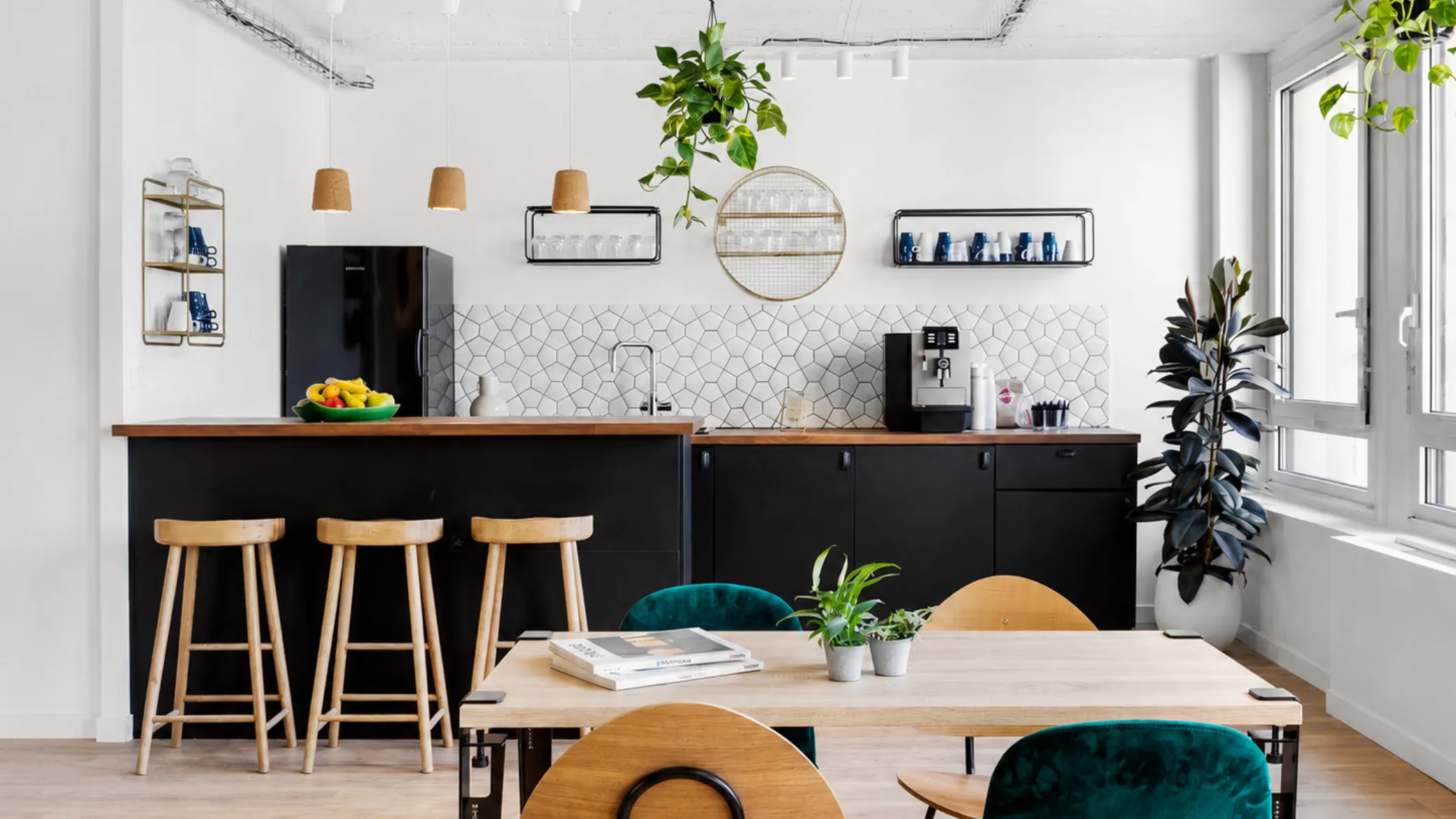 Cuisine moderne dans l’espace La Galerie chez Keeze à Paris, conçue pour les prestations traiteur et les pauses gourmandes pendant les événements.