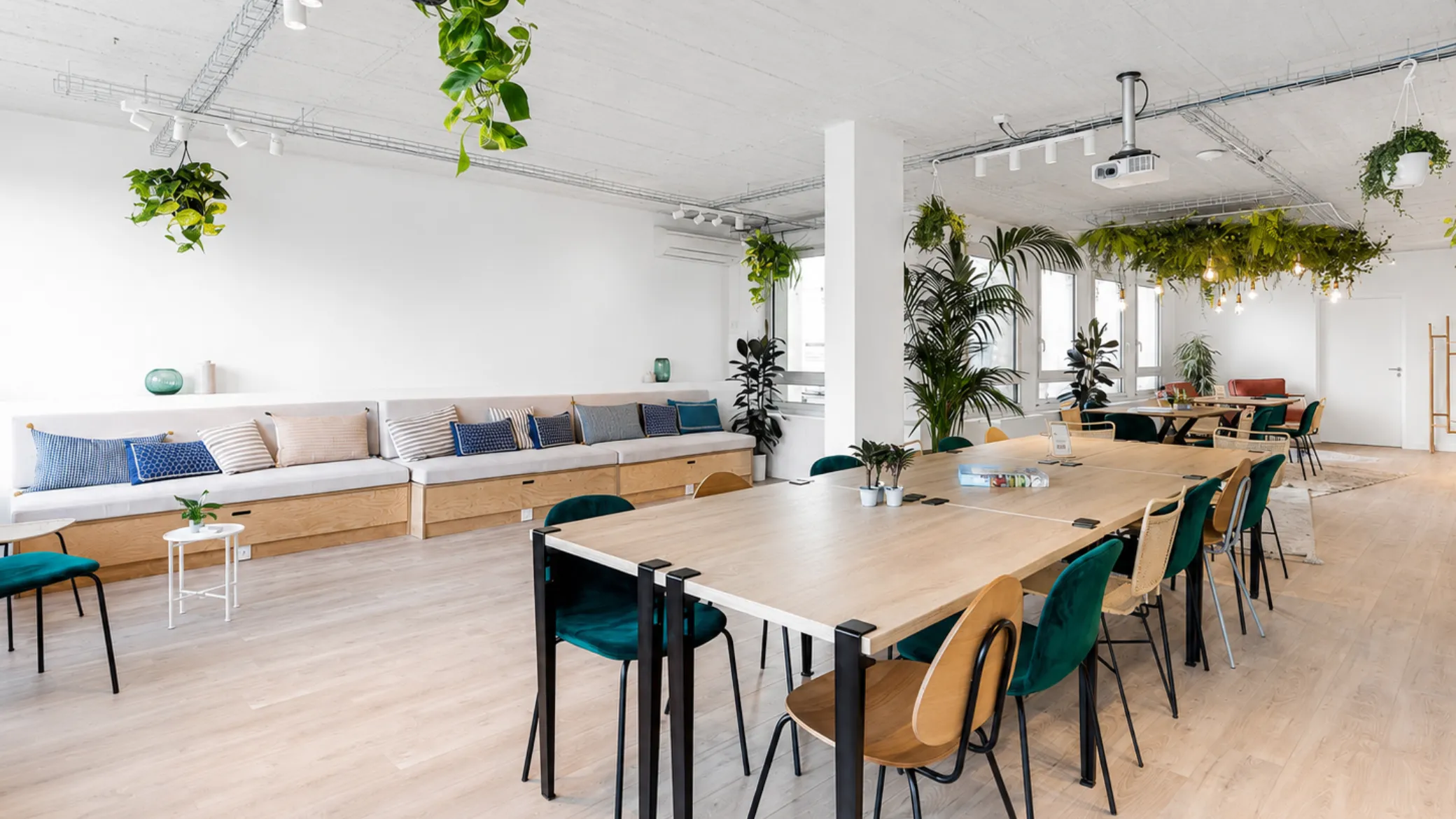 Espace de réunion Board dans La Galerie chez Keeze à Paris, idéal pour des comités de direction ou réunions stratégiques.
