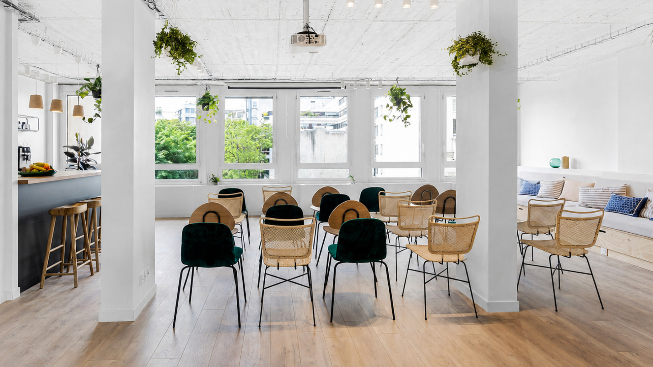 Salle en configuration conférence dans La Galerie chez Keeze à Paris, idéale pour des présentations, séminaires ou événements d’entreprise.