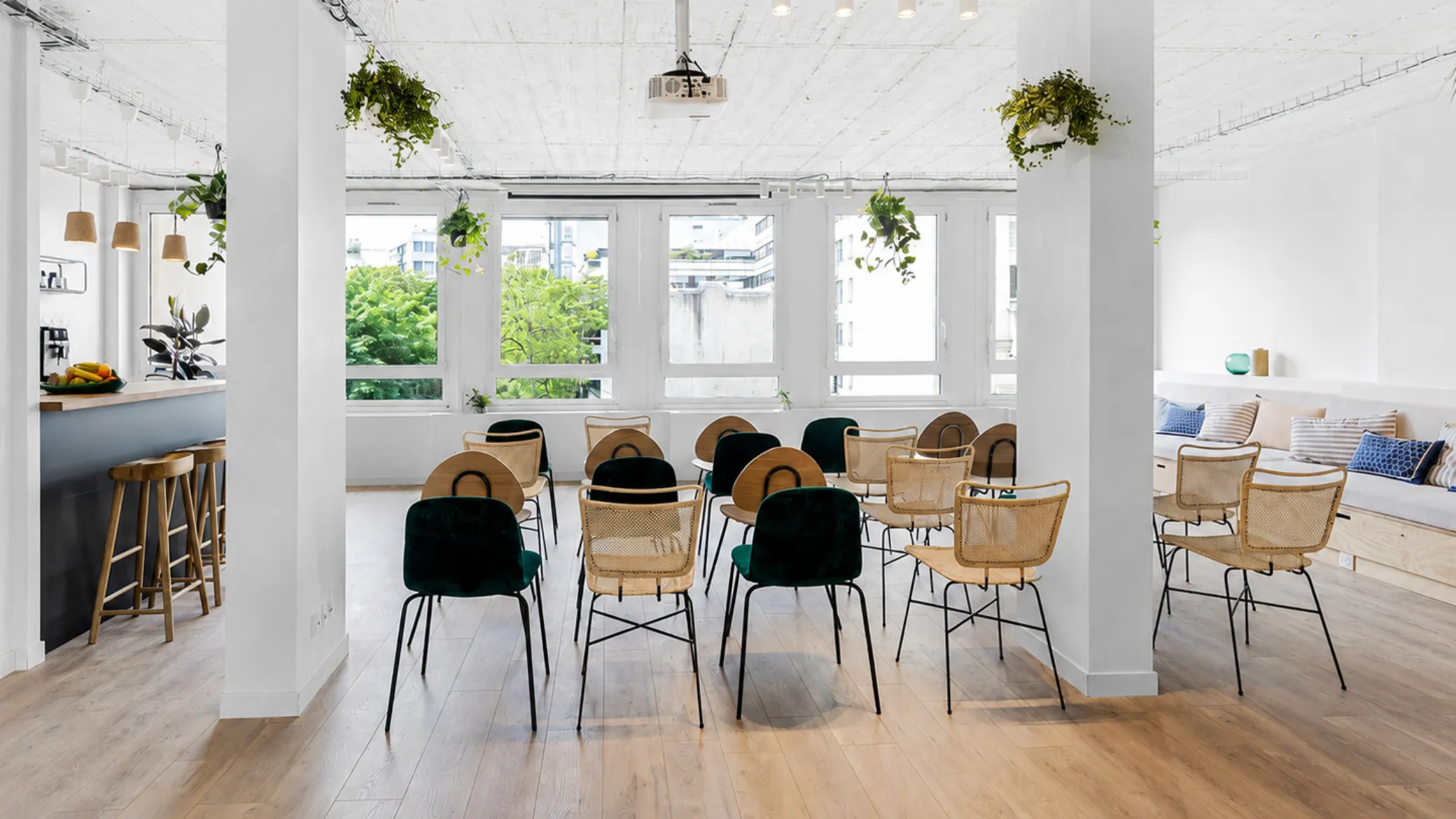 Salle en configuration conférence dans La Galerie chez Keeze à Paris, idéale pour des présentations, séminaires ou événements d’entreprise.