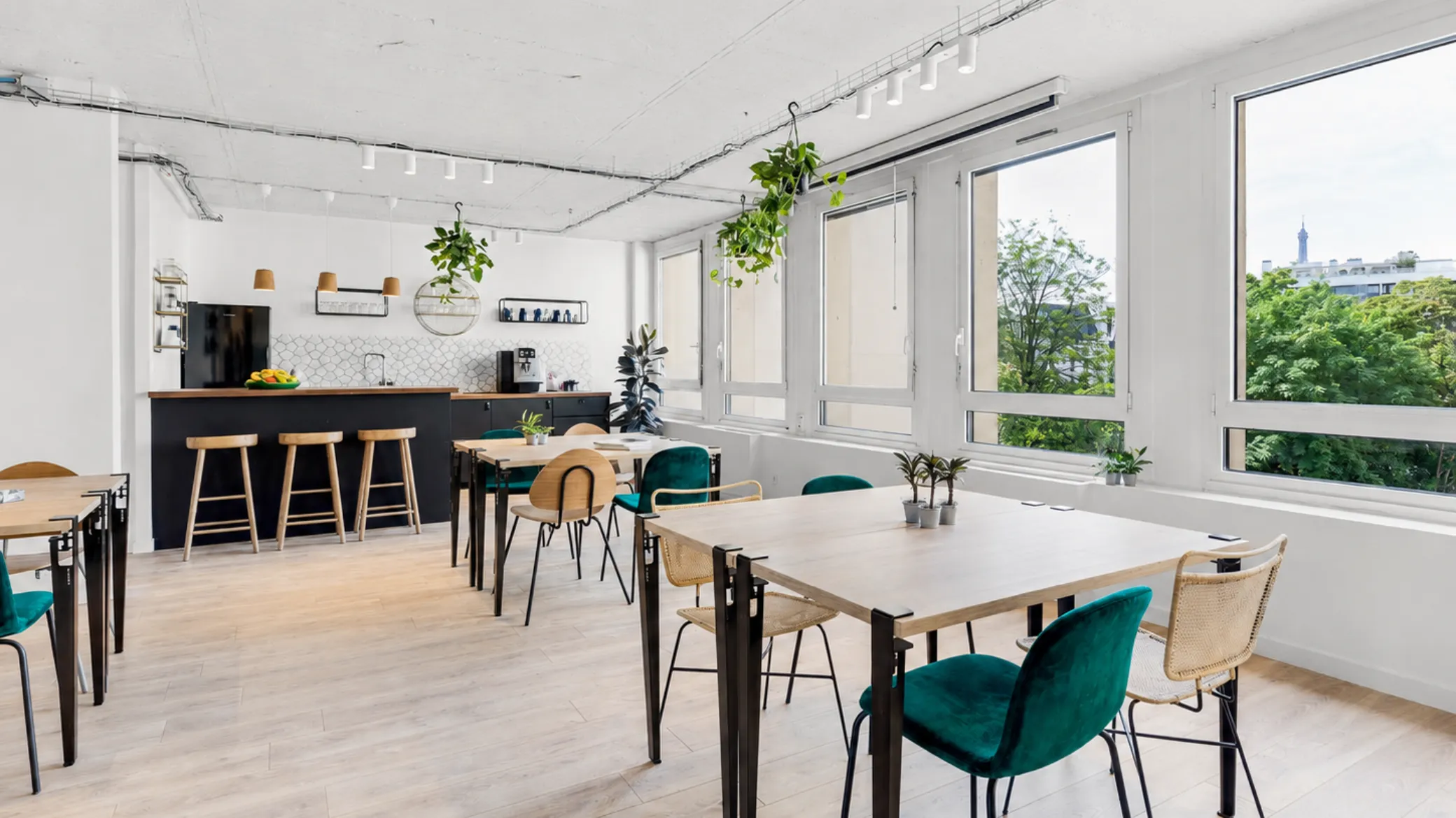 Espace de restauration dans La Galerie chez Keeze à Paris, conçu pour accueillir des buffets, déjeuners d’affaires ou cocktails professionnels.