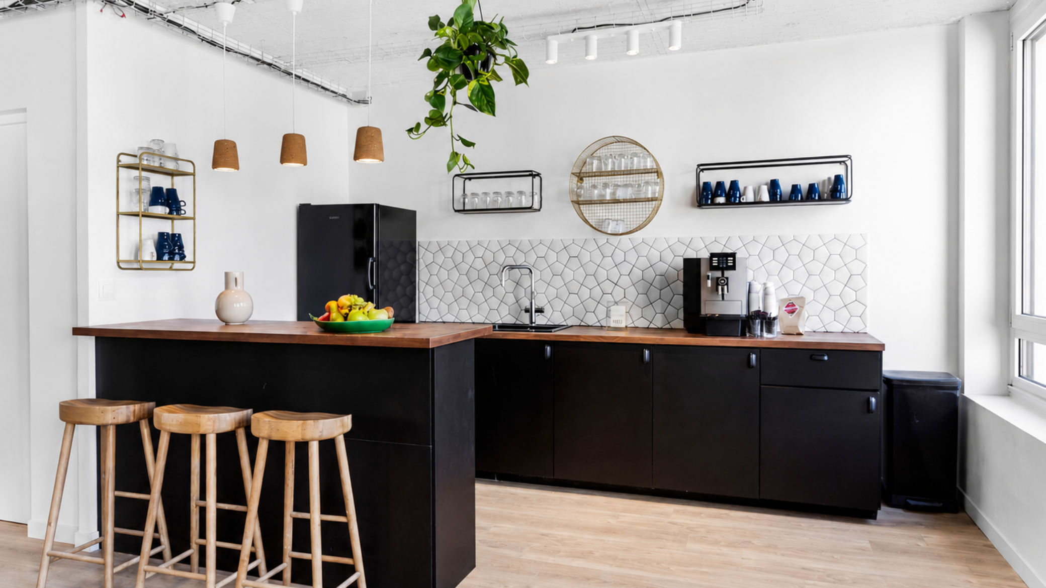 Cuisine équipée dans La Galerie chez Keeze à Paris, pensée pour les services traiteur et la préparation des repas lors d’événements professionnels.