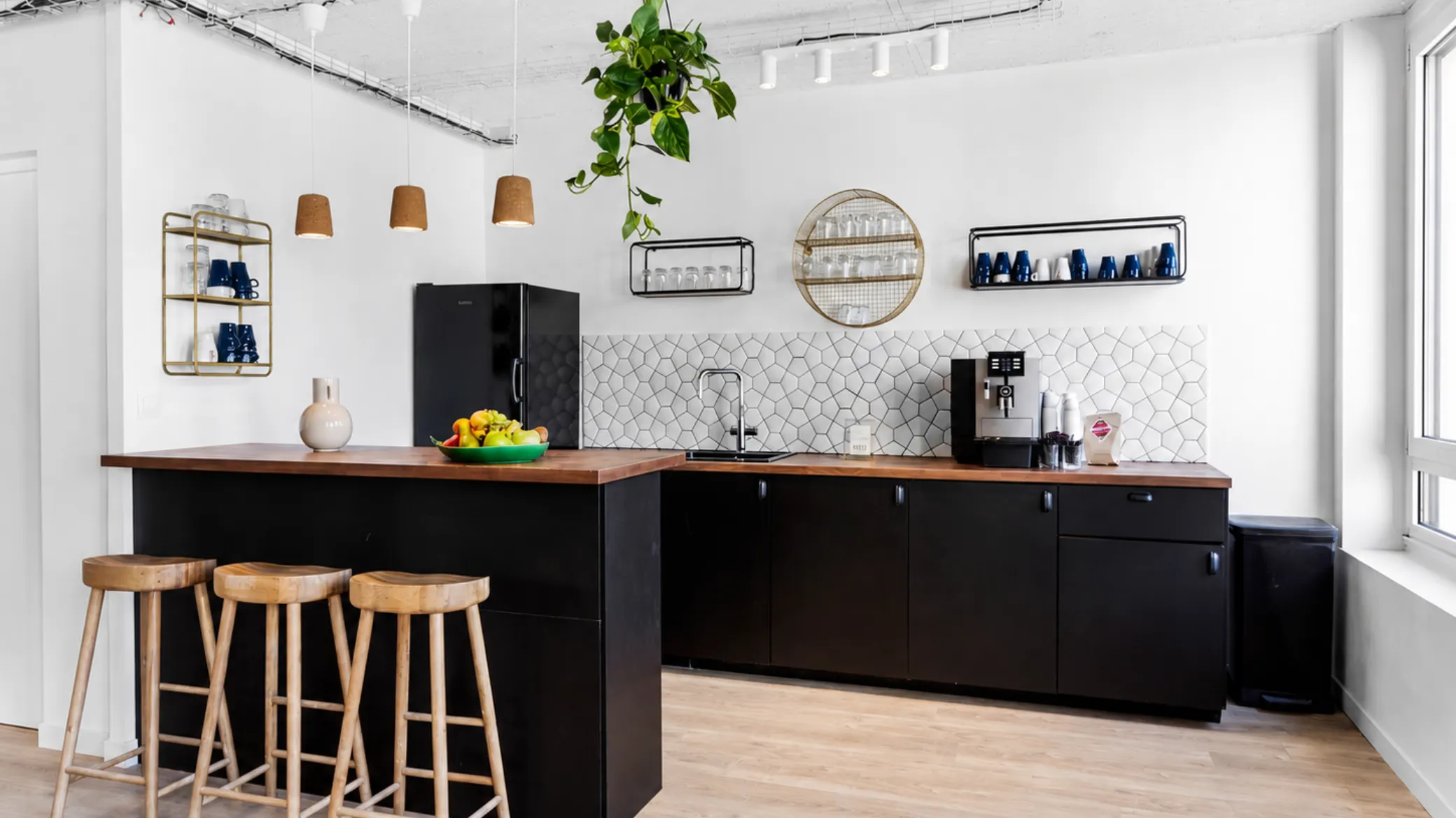 Cuisine équipée dans La Galerie chez Keeze à Paris, pensée pour les services traiteur et la préparation des repas lors d’événements professionnels.