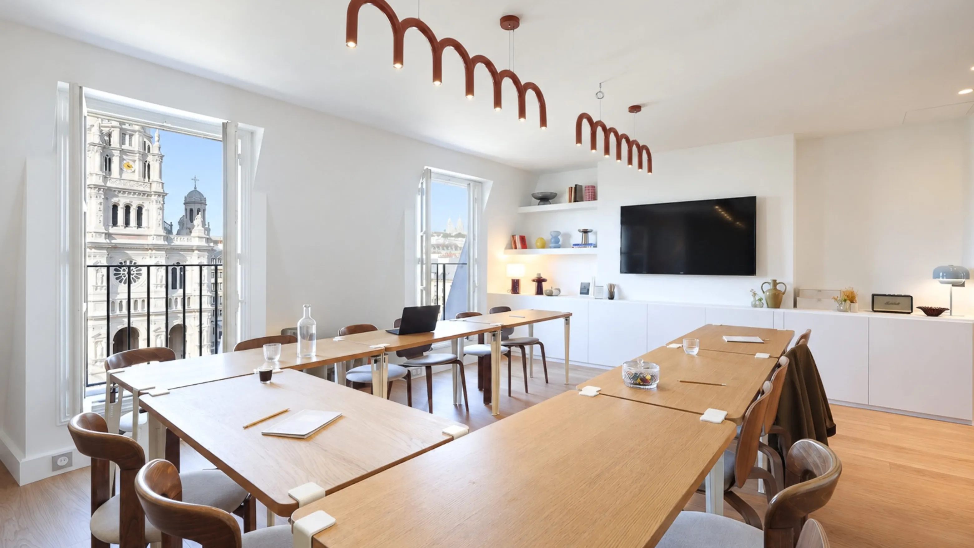 U-shaped tables at Keeze Saint-Lazare, ideal for a conference room or training in Paris 8th.