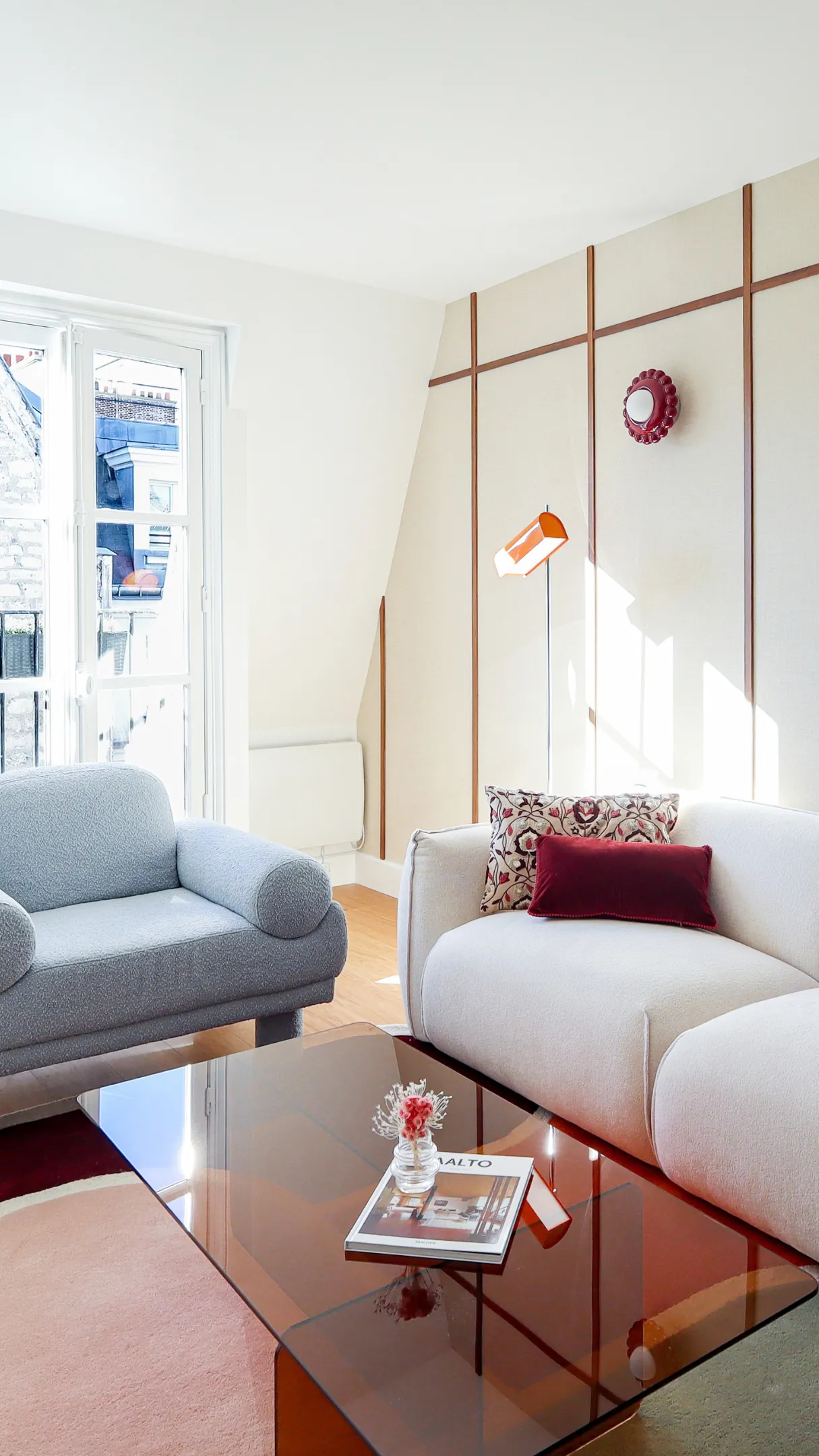 Comfortable lounge at Keeze Saint-Lazare, perfect for an afterwork or an informal meeting in Paris 8th.