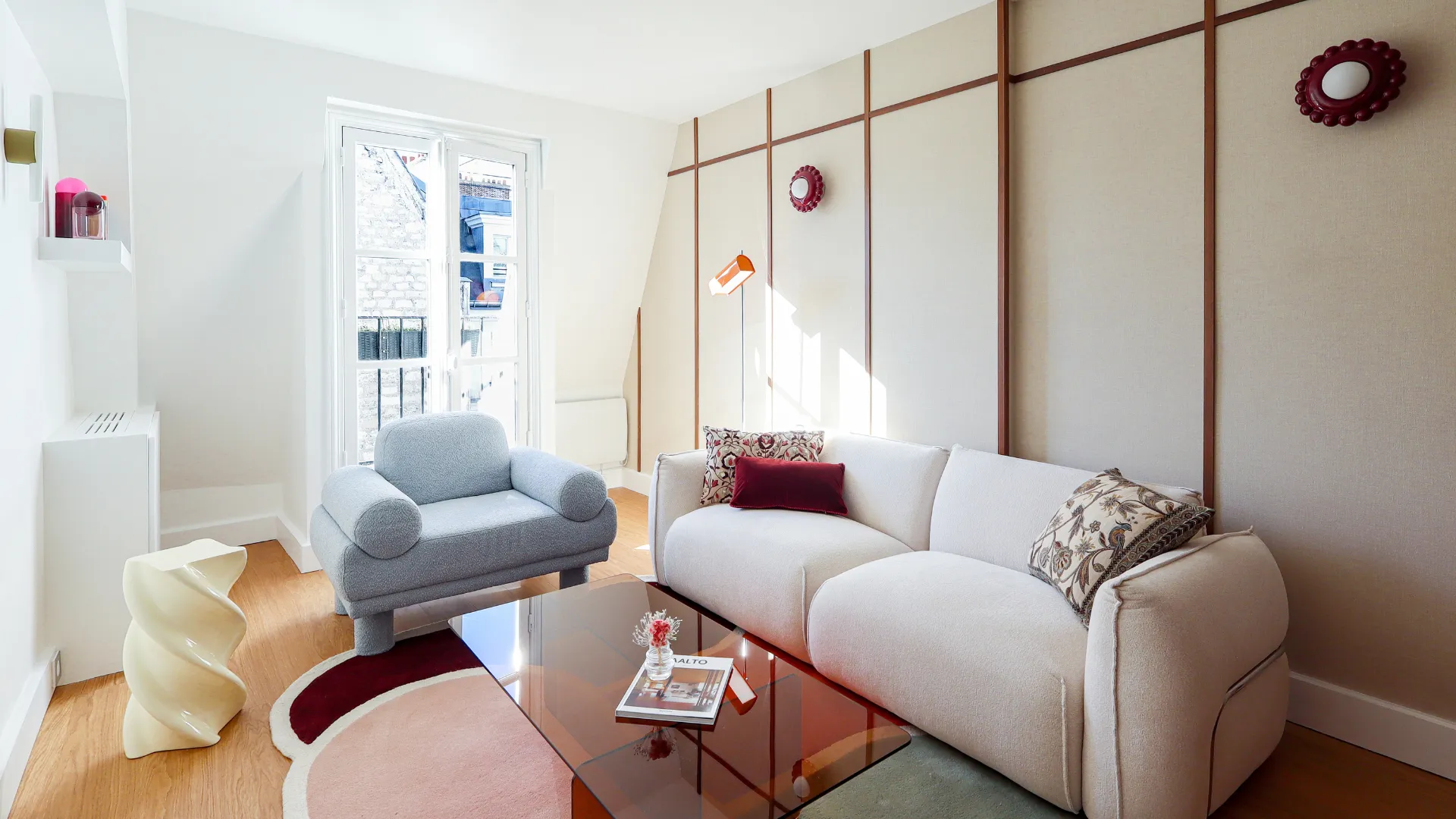 Comfortable lounge at Keeze Saint-Lazare, perfect for an afterwork or an informal meeting in Paris 8th.