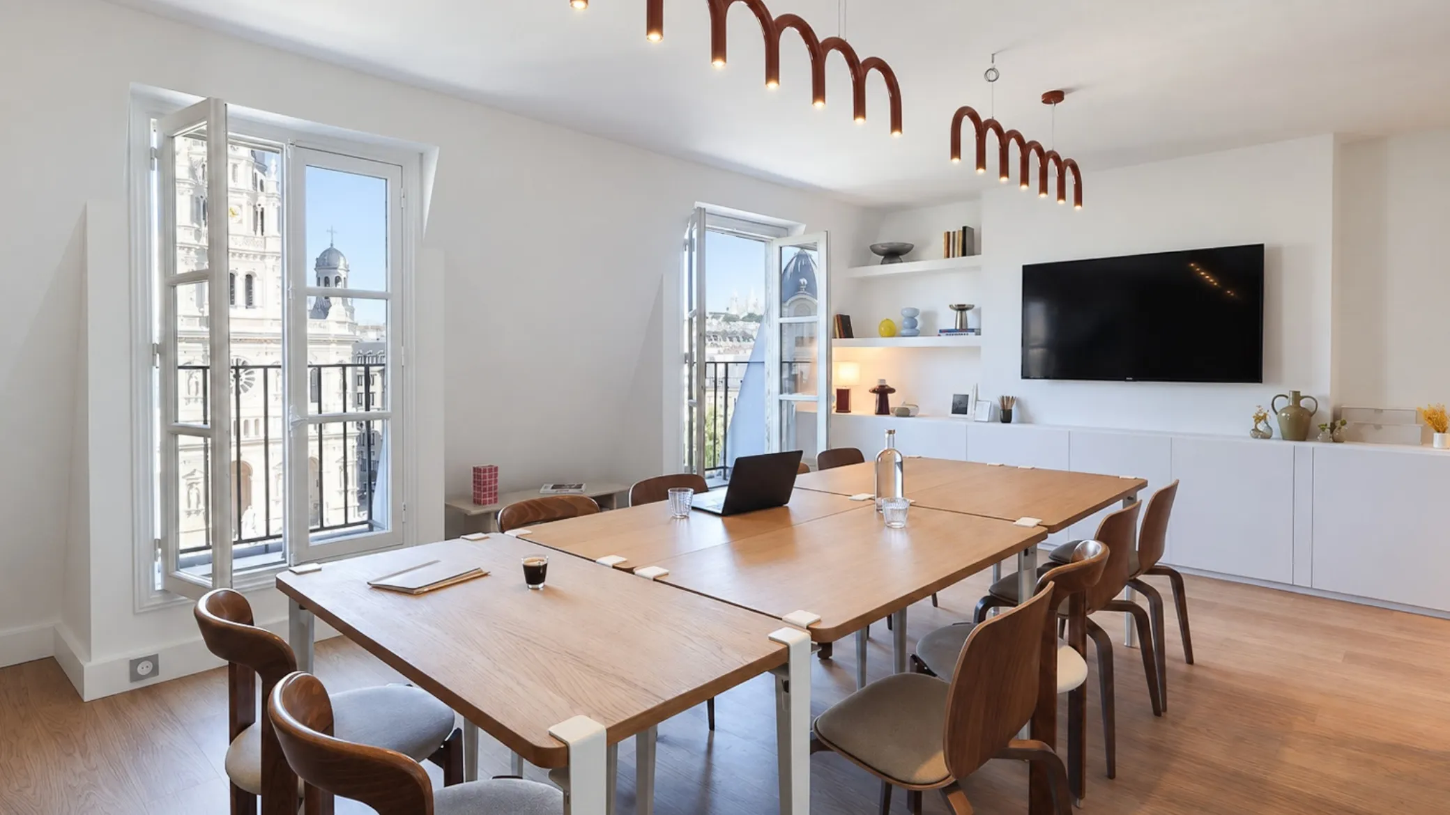 Espace de réunion à Keeze Saint-Lazare à Paris, idéal pour séminaires, ateliers collaboratifs et événements d’entreprise.