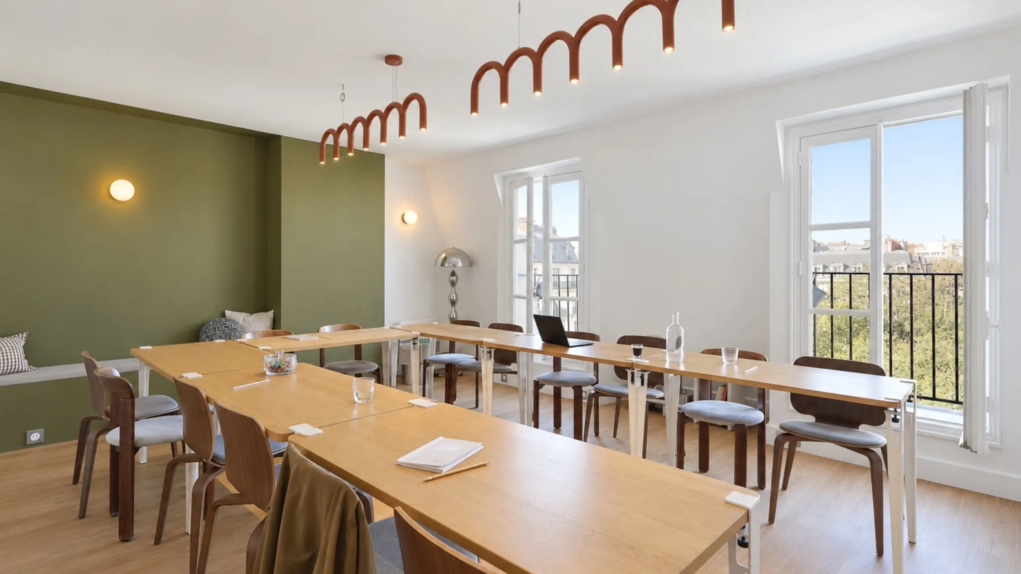 Board meeting space at Keeze Saint-Lazare in Paris, ideal for management committees, strategic meetings and professional workshops.