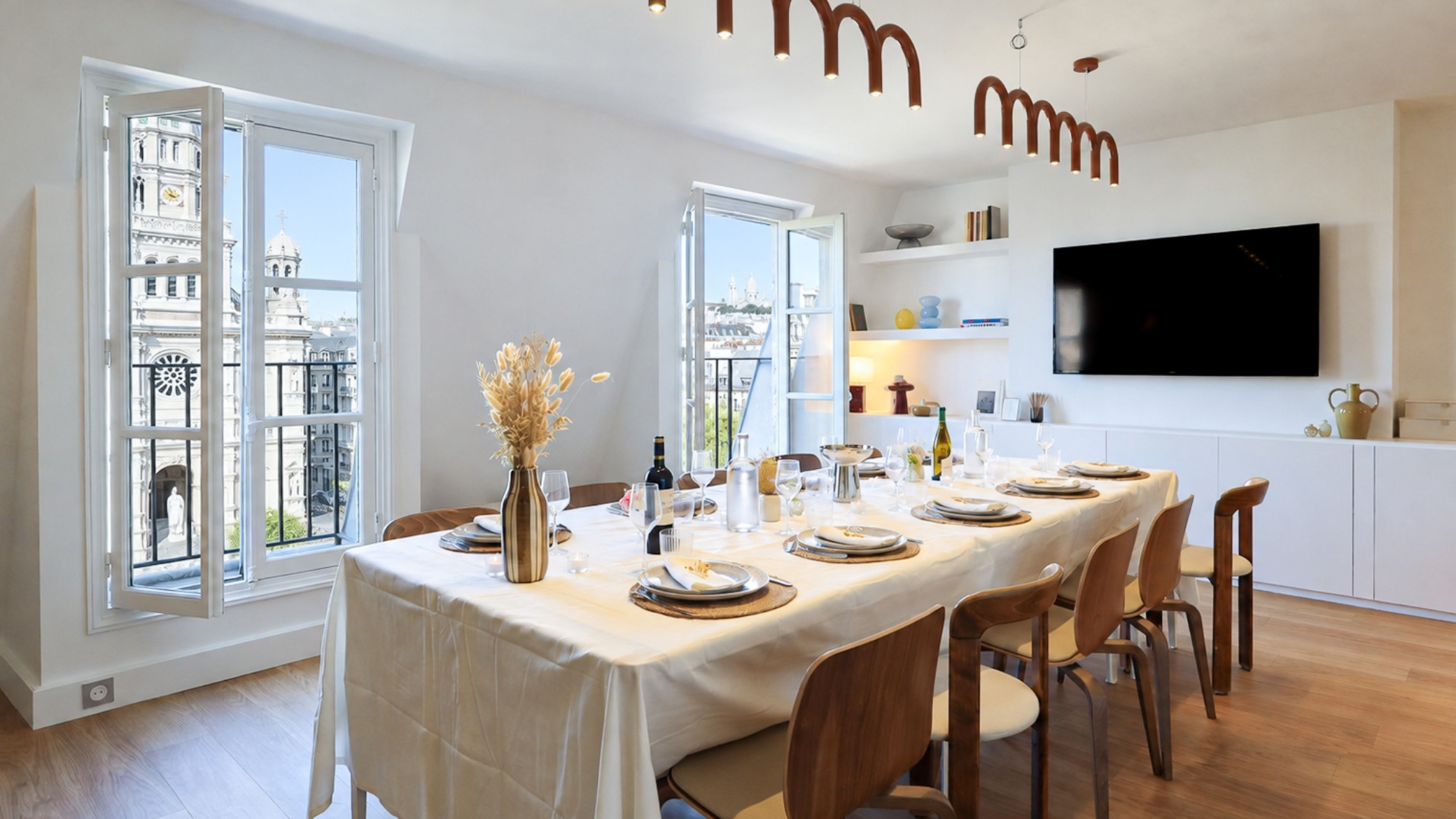 Table dressée pour un déjeuner ou un dîner privé avec chef chez Keeze, dans un espace lumineux avec vue sur l’église de la Sainte-Trinité à Paris.