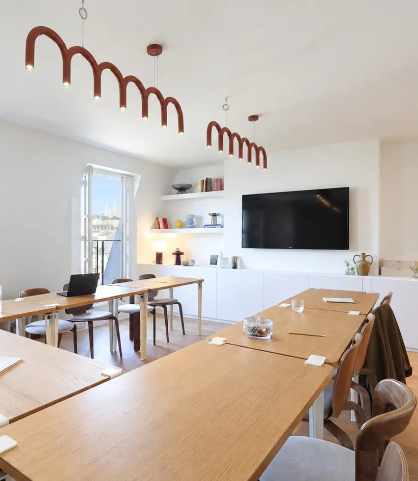 Grande tablée avec écran chez Keeze Saint-Lazare Trinité, idéale pour une réunion d’équipe ou un séminaire à Paris 9e.