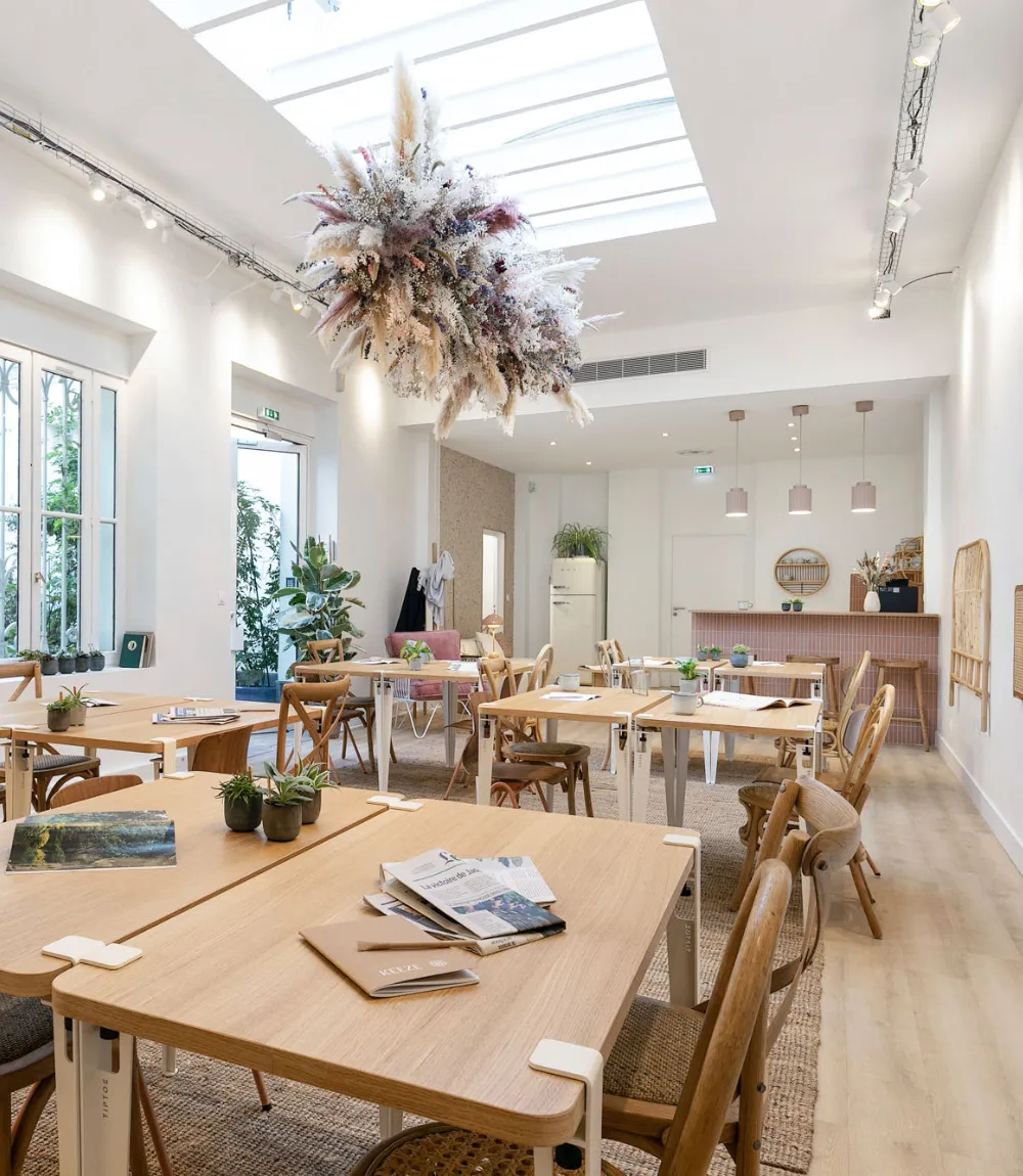 Fauteuil dissimulé par la verdure chez Keeze La Villa des Champs, parfait pour un cocktail ou un événement à Paris 8e.