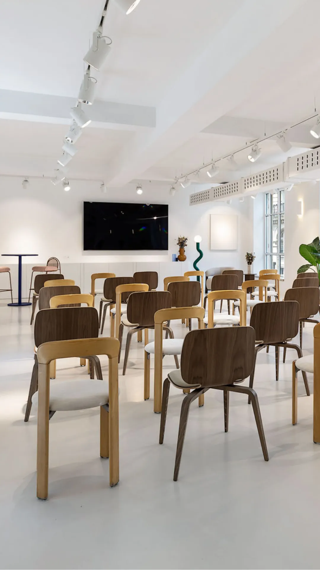 Configuration conférence avec chaises en bois dans le loft lumineux de Keeze Bachaumont Bourse à Paris.