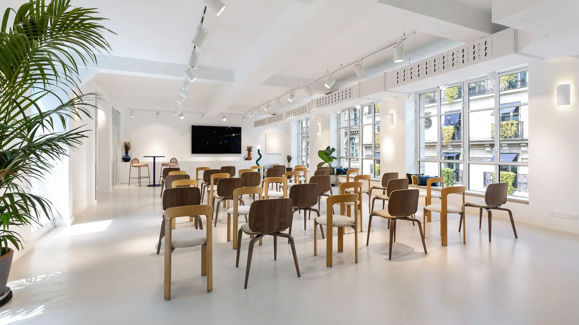 Configuration conférence avec chaises en bois dans le loft lumineux de Keeze Bachaumont Bourse à Paris.
