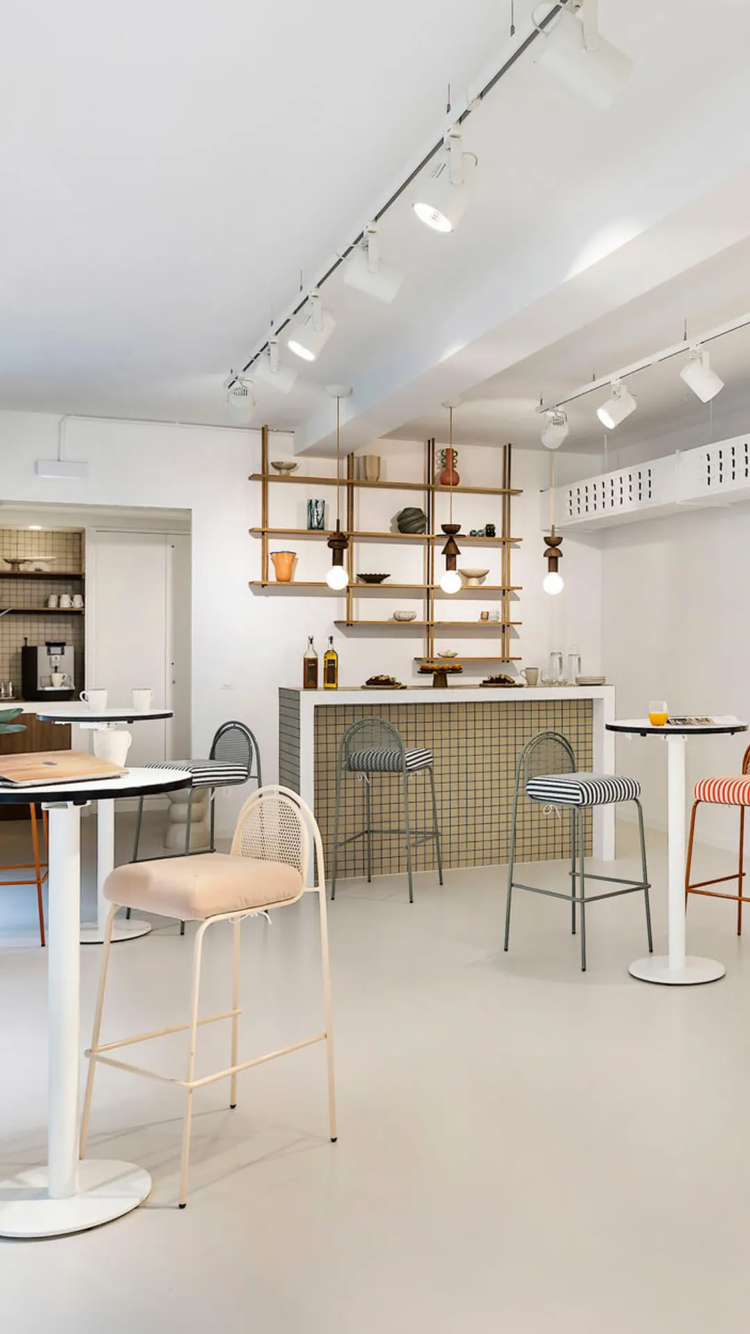 Bar avec tabourets hauts et étagères en bois chez Keeze Bachaumont Bourse à Paris.