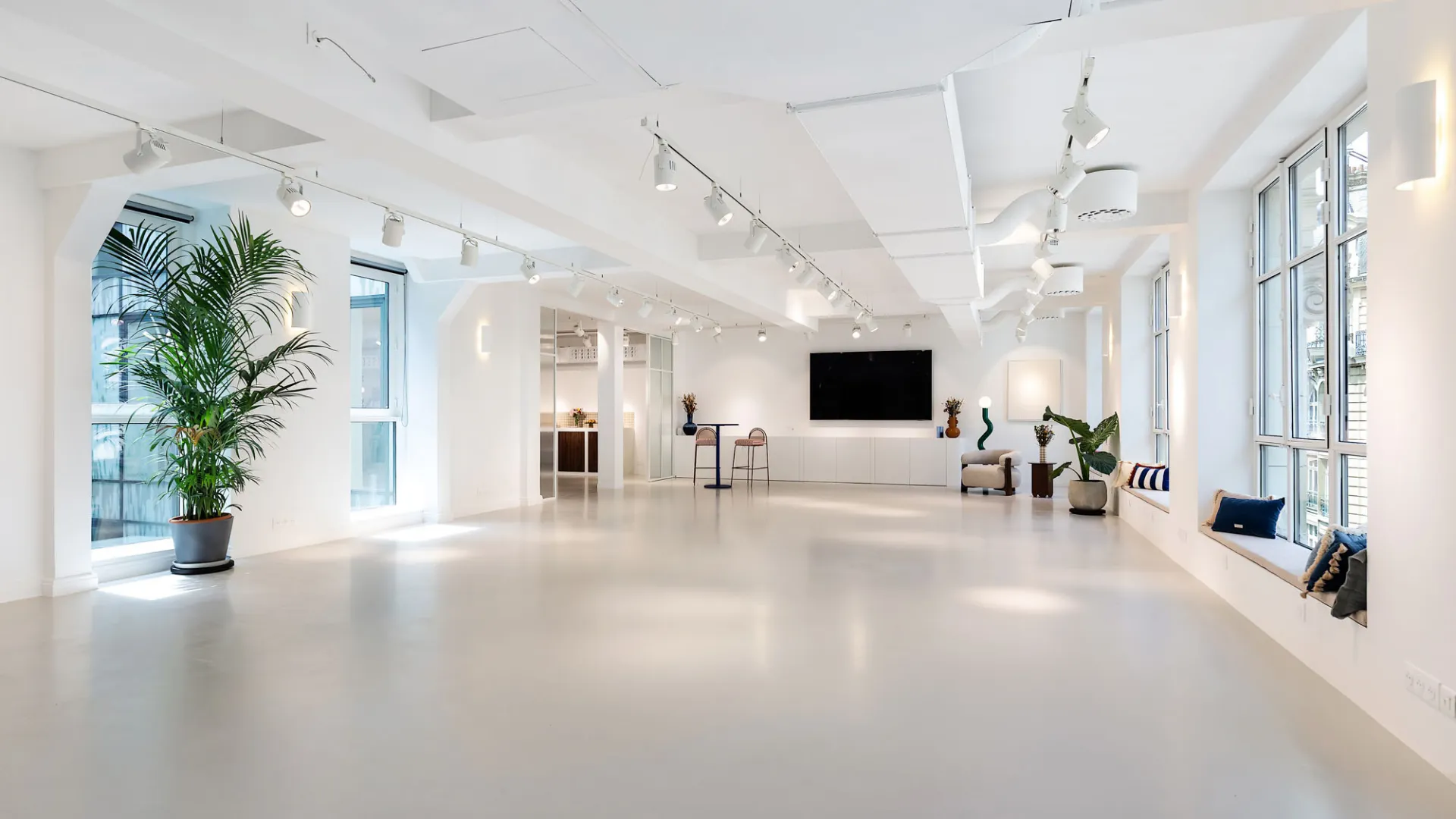 Grand loft blanc et lumineux, prêt à être aménagé, chez Keeze Bachaumont Bourse à Paris.