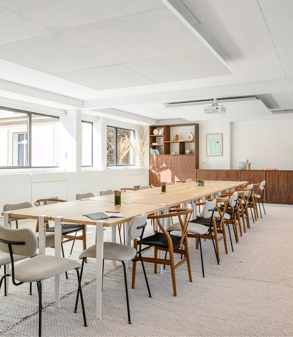 Rooftop avec canapés et chaises chez Keeze Iéna, idéal pour un cocktail ou une soirée d’entreprise à Paris 16e.