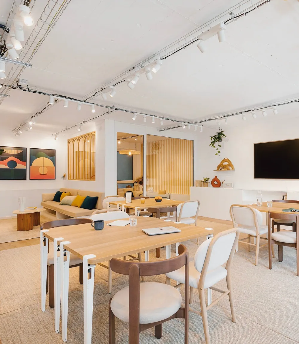 Rooftop with sofa and view of the roofs at Keeze Champs-Élysées, ideal for an afterwork or a corporate evening in Paris 8th.