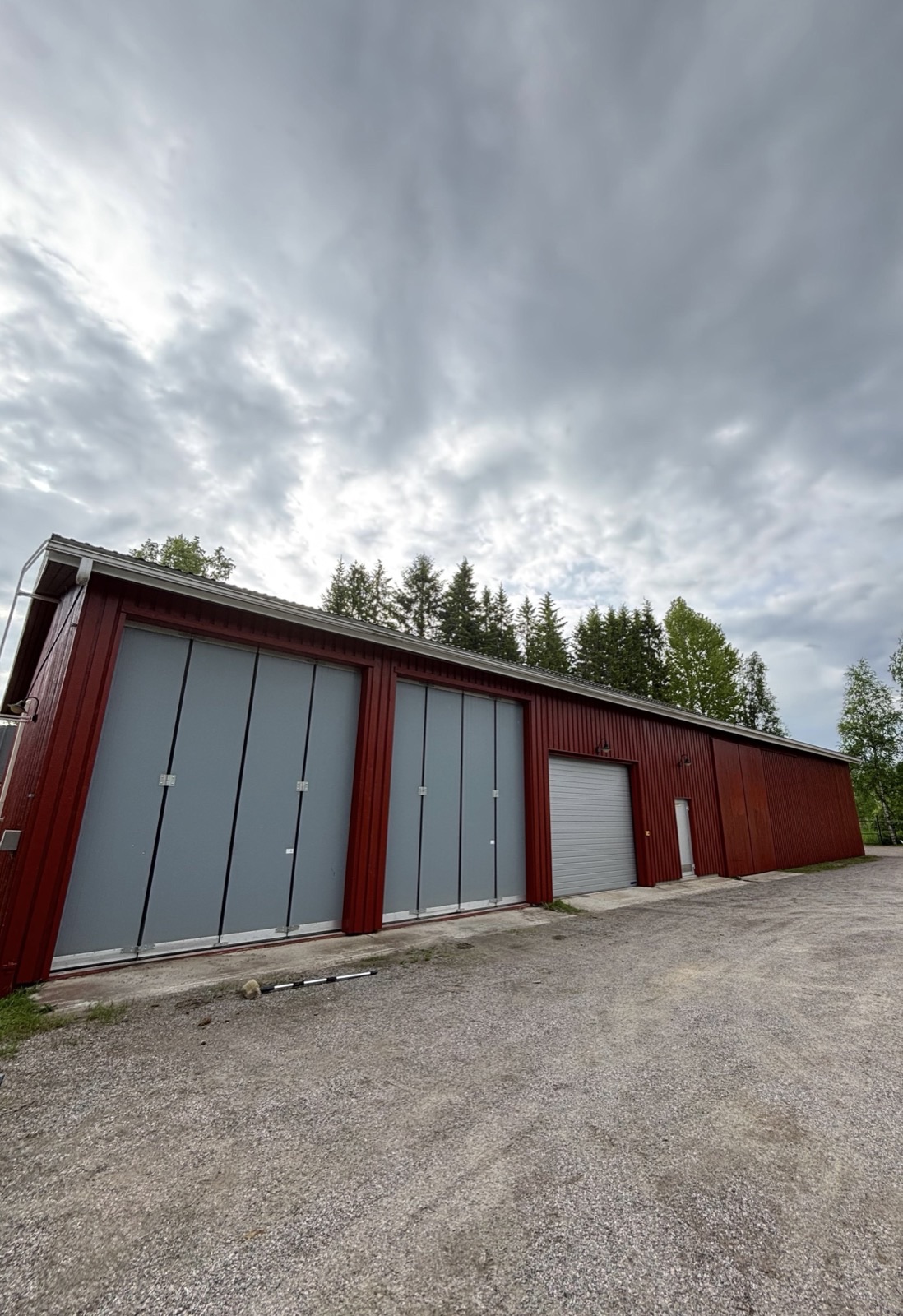 Punaisen hallin huoltomaalaus